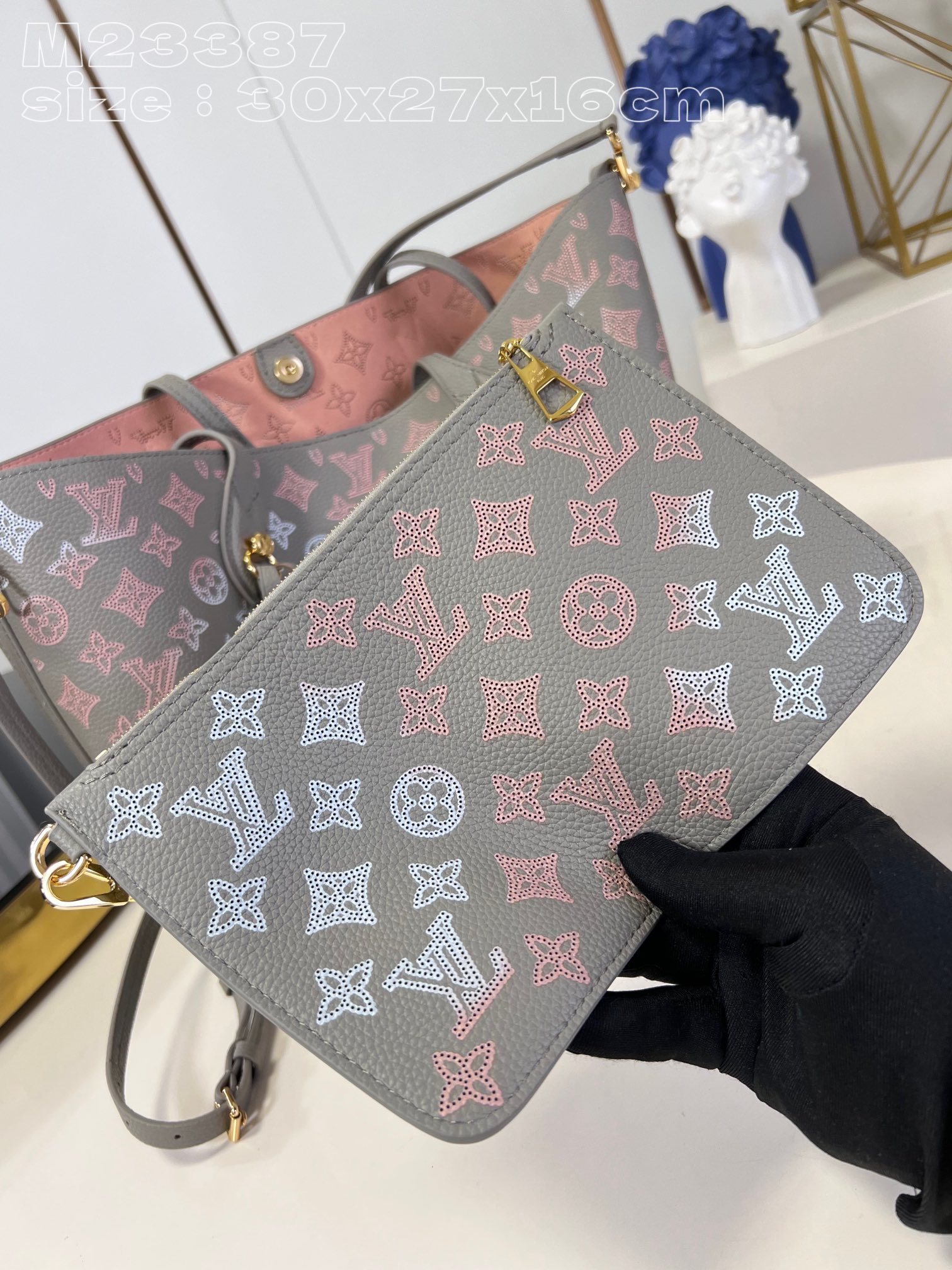 顶级原单M23387灰丝印本款Blossom中号托特包取材轻盈镂花牛皮革将穿孔Monogram图案铺陈于