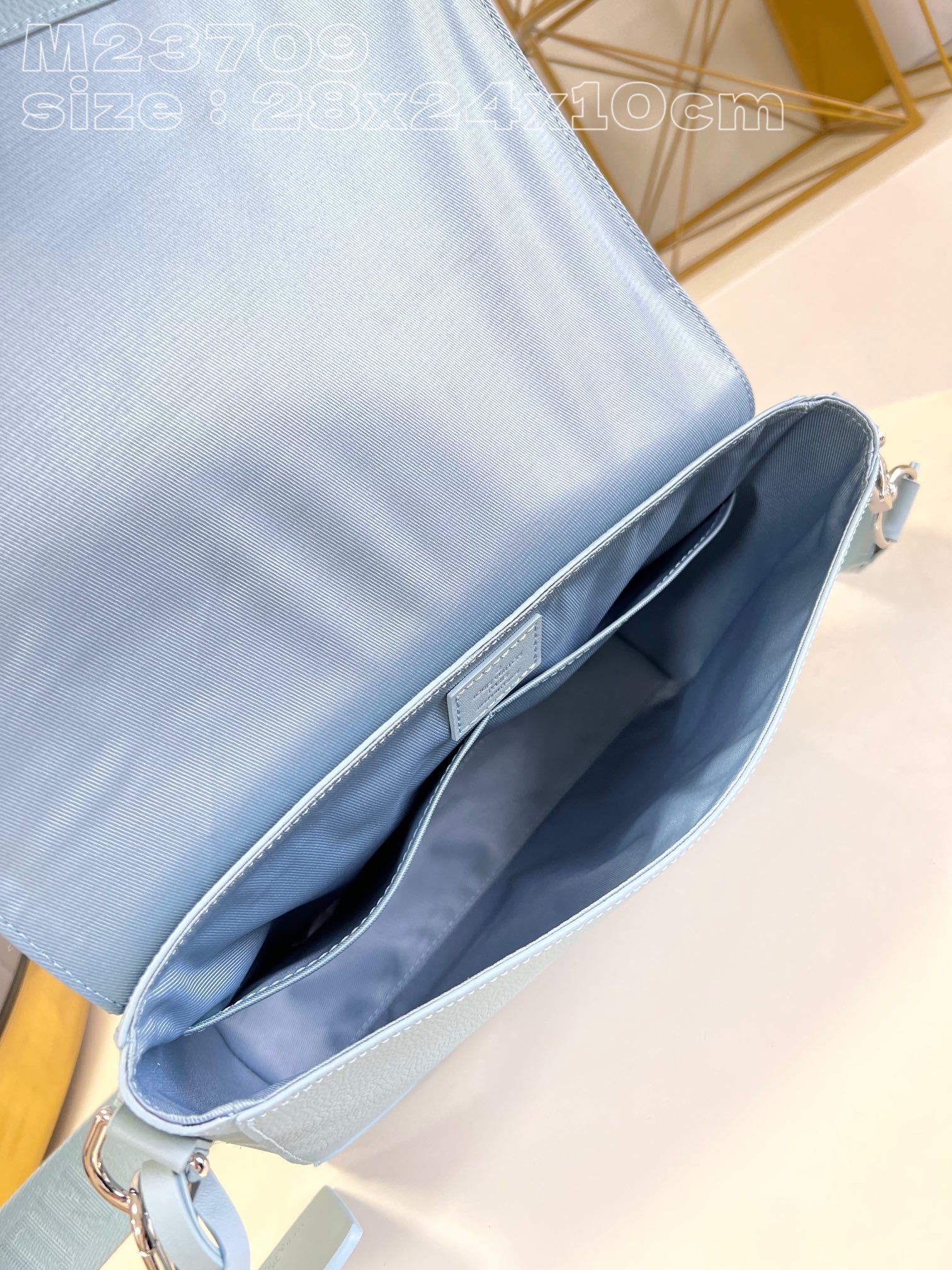 顶级原单M23709冰川蓝本款Takeoff邮差包以简约设计纯色包身及前翻盖裁切边角点明LVAerogr