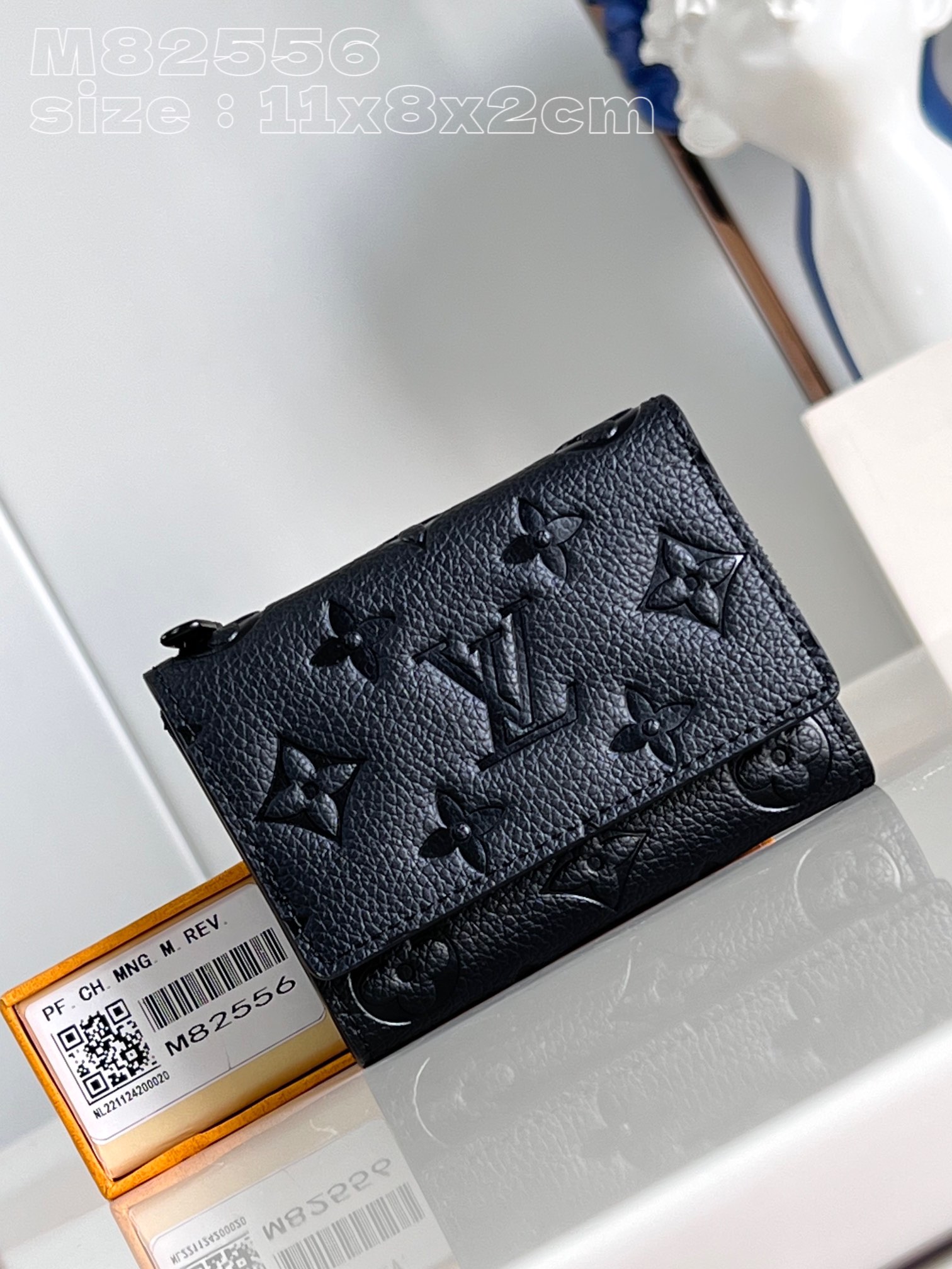 NO:400932,【Exclusive real photo M82556 black embossed】This Slender Pilot Pilot wallet is made of full-grain Taurillon cowhide, decorated with low-key Monogram embossing. This compact wallet has beveled corners and zippered compartments on the front. It is relatively spacious and thin enough to slide into a pocket or small bag smoothly. Size 11 x 8.5 x 2 cm C.320, LV [original leather], louis vuitton, wallets, cowhide19860909【独家实拍 M82556黑压花】本款Slender Pilot 飞行员钱包由全粒面Taurillon牛皮制成,饰有低调的Monogram压花.这款小巧的钱夹正面带有斜切边角和拉链隔层.相对宽敞,它足够薄,可以顺利滑入口袋或小包.尺寸11 x 8.5 x 2 cm C.320,LV【原厂皮】,louis vuitton,wallets,cowhide,Bag
