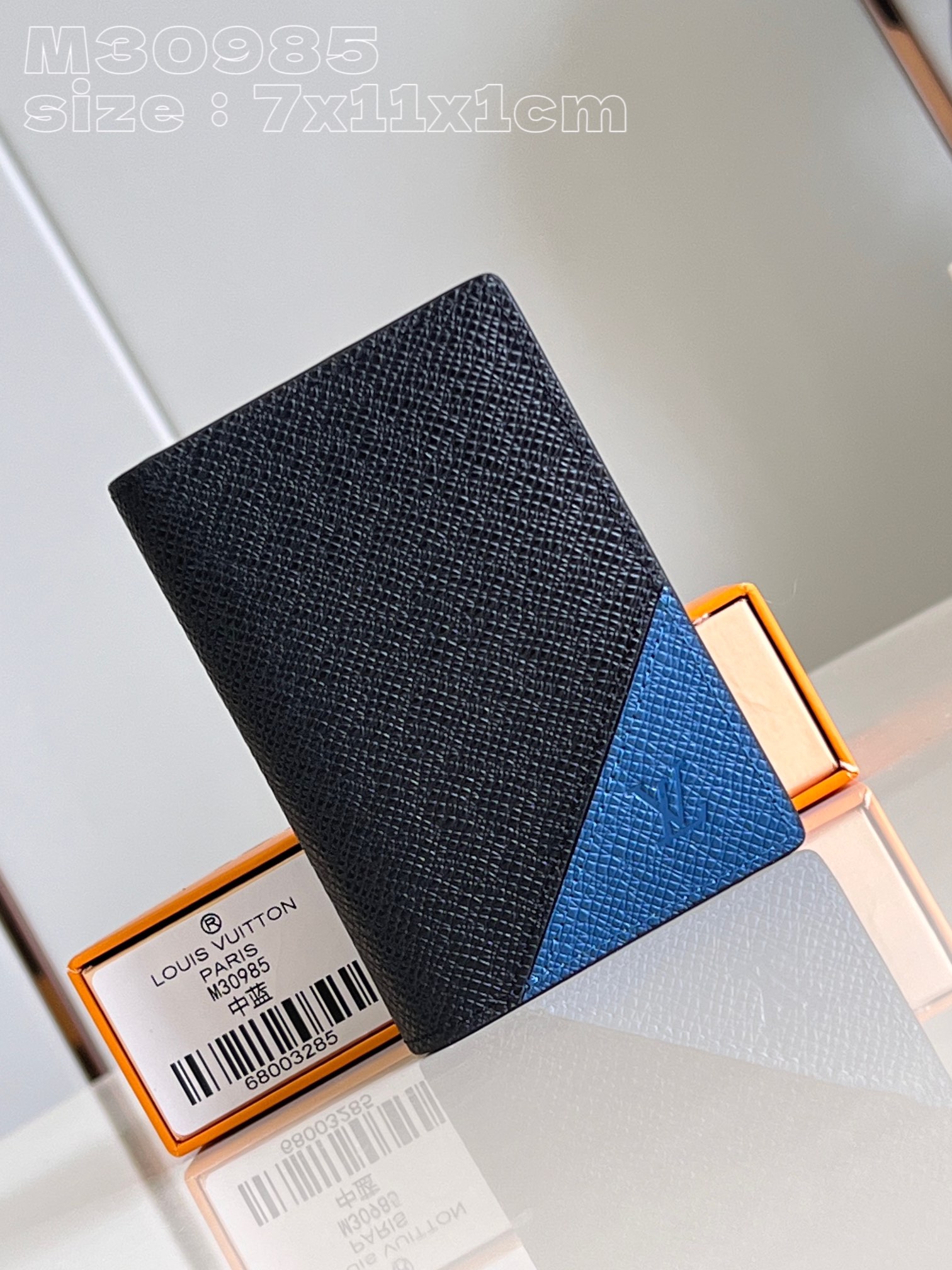 NO:400964,[Exclusive real photo M30985 medium blue] This pocket wallet is made of Taga cowhide leather immersed in natural tones, including card mezzanine, inner bag and credit card outer bag. 7.5 x 11.1 x 1 cm (length x height x width) C.200, LV [original leather], louis vuitton, cowhide19860909【独家实拍 M30985中蓝】本款口袋钱夹为 Taga 牛皮革浸染自然色调,囊括卡片夹层、内袋和信用卡外袋. 7.5 x 11.1 x 1厘米(长度 x 高 x 宽) C.200,LV【原厂皮】,louis vuitton,cowhide,Bag