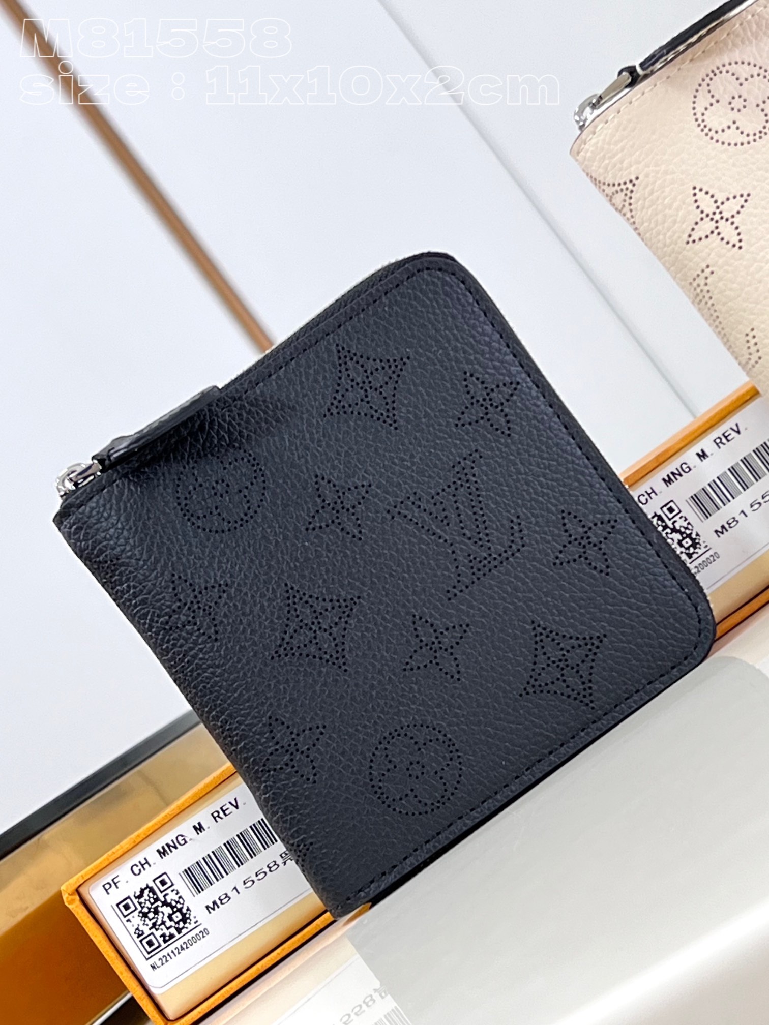 NO:400993,【Exclusive real photo M81558 black】This zippy small zipper wallet is made of soft Mahina calf leather, embellished with exquisite and unique Monogram punch-hole pattern. The square wallet with simple lines is like the design of a classic zipper wallet. It uses a safe and secure full zipper closure and is equipped with leather pull-ups. The inner layer of the wallet has a banknote pocket, a flip pocket for changing and four business card interlayers. 11.5 x 10.5 x 2 cm (length x height x width) C.280, LV [original leather], louis vuitton, cowhide19860909【独家实拍 M81558黑】這款zippy小型拉鏈錢包以柔軟的Mahina小牛皮製造,綴以精緻獨特的Monogram打孔通花圖案.線條簡約的方形錢包一如經典拉鏈錢包的設計,採用安全穩妥的全拉鏈開合,並設有皮革拉片.錢包內層備有一個紙幣口袋、一個用以存放零錢的翻蓋口袋及四個名片夾層.11.5 x 10.5 x 2厘米 (長度 x 高度 x 闊度) C.280,LV【原厂皮】,louis vuitton,cowhide,Bag