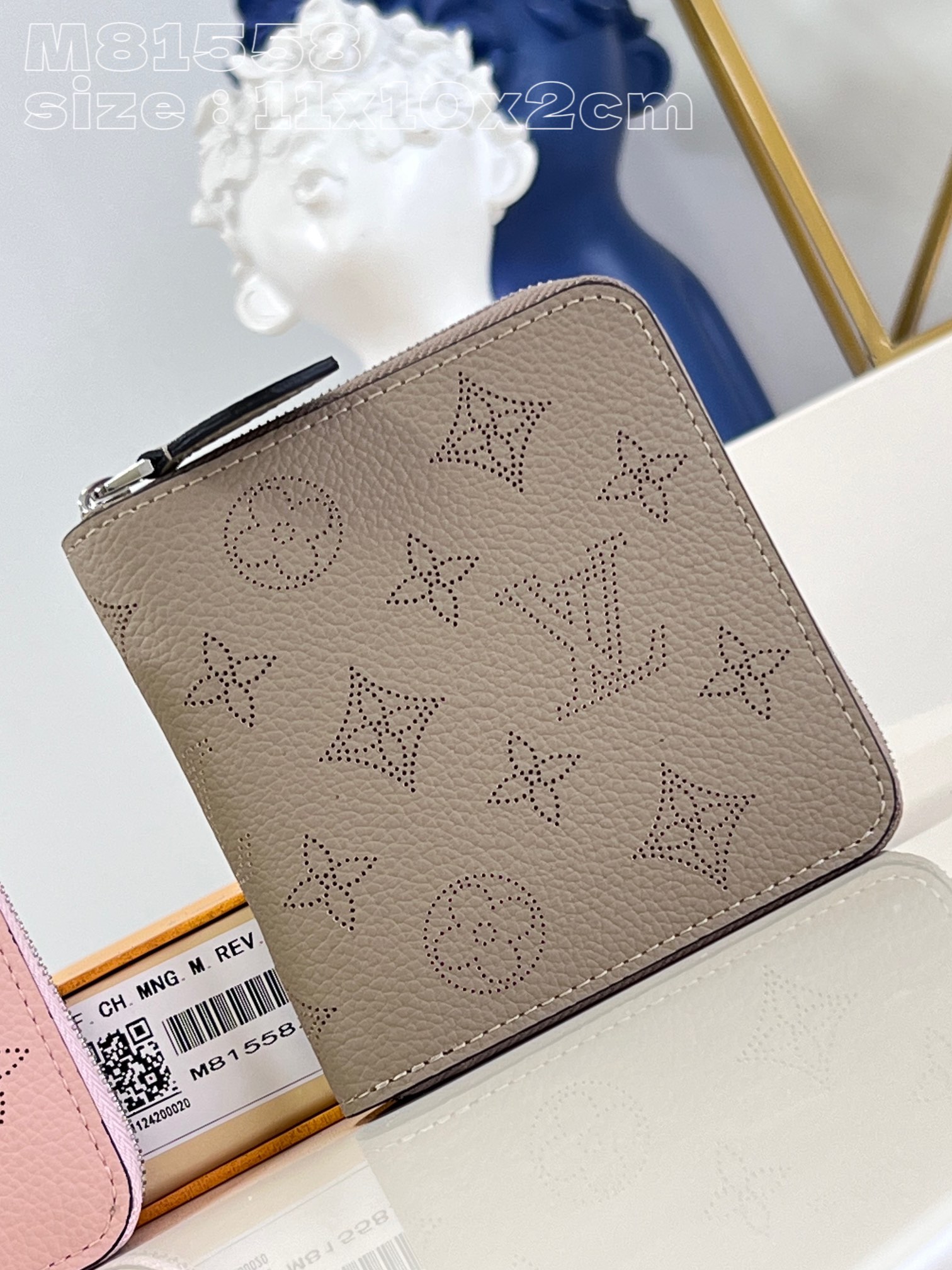NO:400996,【Exclusive real photo M81558 gray】This zippy small zipper wallet is made of soft Mahina calf leather, embellished with exquisite and unique Monogram punch-hole pattern. The simple square wallet with simple lines is like the design of a classic zipper wallet. It uses a safe and secure full zipper closure and is equipped with leather pull-ups. The inner layer of the wallet has a banknote pocket, a flip pocket for changing and four business card interlayers. 11.5 x 10.5 x 2 cm (length x height x width) C.280, LV [original leather], louis vuitton, cowhide19860909【独家实拍 M81558灰】這款zippy小型拉鏈錢包以柔軟的Mahina小牛皮製造,綴以精緻獨特的Monogram打孔通花圖案.線條簡約的方形錢包一如經典拉鏈錢包的設計,採用安全穩妥的全拉鏈開合,並設有皮革拉片.錢包內層備有一個紙幣口袋、一個用以存放零錢的翻蓋口袋及四個名片夾層.11.5 x 10.5 x 2厘米 (長度 x 高度 x 闊度) C.280,LV【原厂皮】,louis vuitton,cowhide,Bag