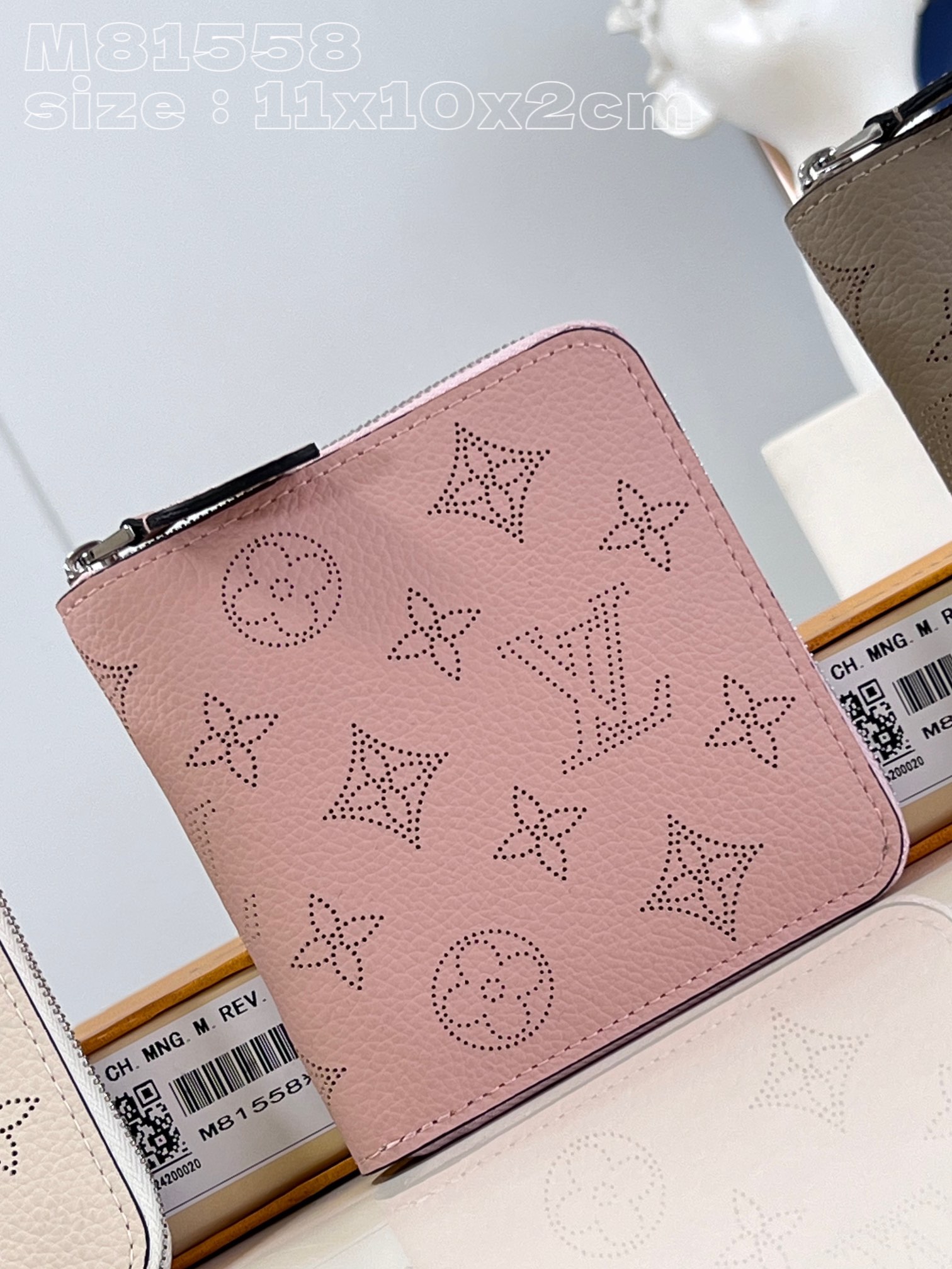 NO:400999,【Exclusive real photo M81558 powder】This zippy small zipper wallet is made of soft Mahina calf leather, embellished with exquisite and unique Monogram punch-hole pattern. The square wallet with simple lines is like the design of a classic zipper wallet. It uses a safe and secure full zipper closure and is equipped with leather pull-ups. The inner layer of the wallet has a banknote pocket, a flip pocket for changing and four business card interlayers. 11.5 x 10.5 x 2 cm (length x height x width) C.280, LV [original leather], louis vuitton, cowhide19860909【独家实拍 M81558粉】這款zippy小型拉鏈錢包以柔軟的Mahina小牛皮製造,綴以精緻獨特的Monogram打孔通花圖案.線條簡約的方形錢包一如經典拉鏈錢包的設計,採用安全穩妥的全拉鏈開合,並設有皮革拉片.錢包內層備有一個紙幣口袋、一個用以存放零錢的翻蓋口袋及四個名片夾層.11.5 x 10.5 x 2厘米 (長度 x 高度 x 闊度) C.280,LV【原厂皮】,louis vuitton,cowhide,Bag