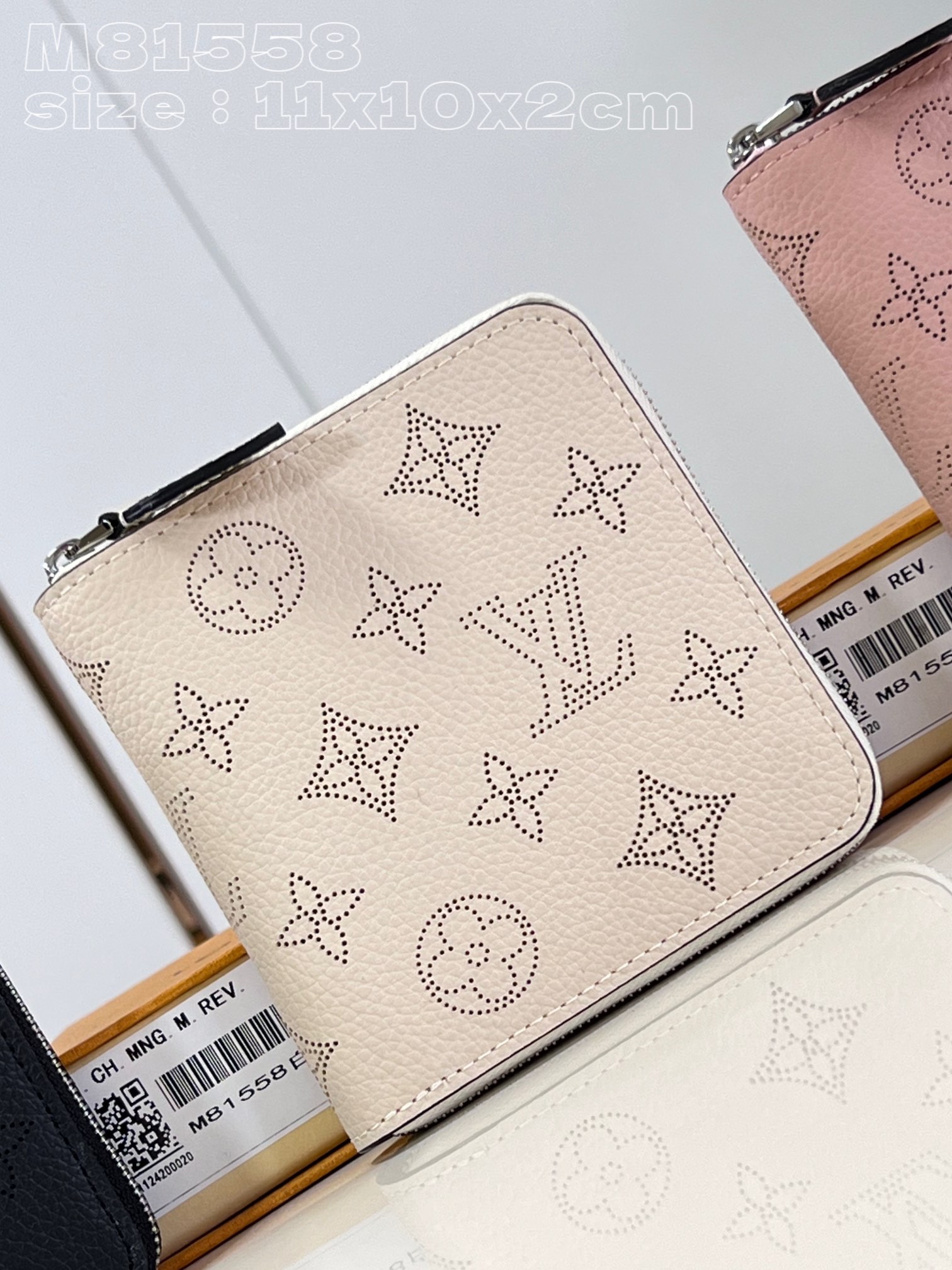 NO:401002,【Exclusive real photo M81558 white】This zippy small zipper wallet is made of soft Mahina calf leather, embellished with exquisite and unique Monogram punch-hole pattern. The square wallet with simple lines is like the design of a classic zipper wallet. It uses a safe and secure full zipper closure and is equipped with leather pull-ups. The inner layer of the wallet has a banknote pocket, a flip pocket for changing and four business card interlayers. 11.5 x 10.5 x 2 cm (length x height x width) C.280, LV [original leather], louis vuitton, cowhide19860909【独家实拍 M81558白】這款zippy小型拉鏈錢包以柔軟的Mahina小牛皮製造,綴以精緻獨特的Monogram打孔通花圖案.線條簡約的方形錢包一如經典拉鏈錢包的設計,採用安全穩妥的全拉鏈開合,並設有皮革拉片.錢包內層備有一個紙幣口袋、一個用以存放零錢的翻蓋口袋及四個名片夾層.11.5 x 10.5 x 2厘米 (長度 x 高度 x 闊度) C.280,LV【原厂皮】,louis vuitton,cowhide,Bag