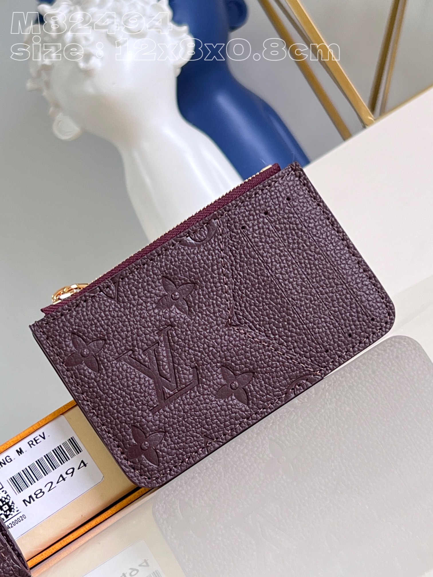 NO:400982,【Exclusive real photo M82494 burgundy】This Romy business card holder is made of Monogram Empreinte embossed leather, and the pastel color adds a distinctive and soft atmosphere to the practical and versatile accessories. This elegant accessory not only stores business cards, but also stores cash, change or receipts in the organ-style zipper mezzanine, and is decorated with gold metal LV Circle logo zipper zipper. Product information 12 x 8 x 0.8 cm (length x height x width) C.220, LV [original leather], louis vuitton19860909【独家实拍 M82494酒红】這款Romy名片夾以Monogram Empreinte壓花皮革製造,粉彩色調為實用百搭的配飾添上鮮明的柔美氣息.此優雅的配飾不但可存放名片,還可在風琴式拉鏈夾層中收納現金、零錢或收據,並飾有金色金屬LV Circle標誌拉鏈拉片.產品資料12 x 8 x 0.8厘米(長度 x 高度 x 闊度) C.220,LV【原厂皮】,louis vuitton,Bag