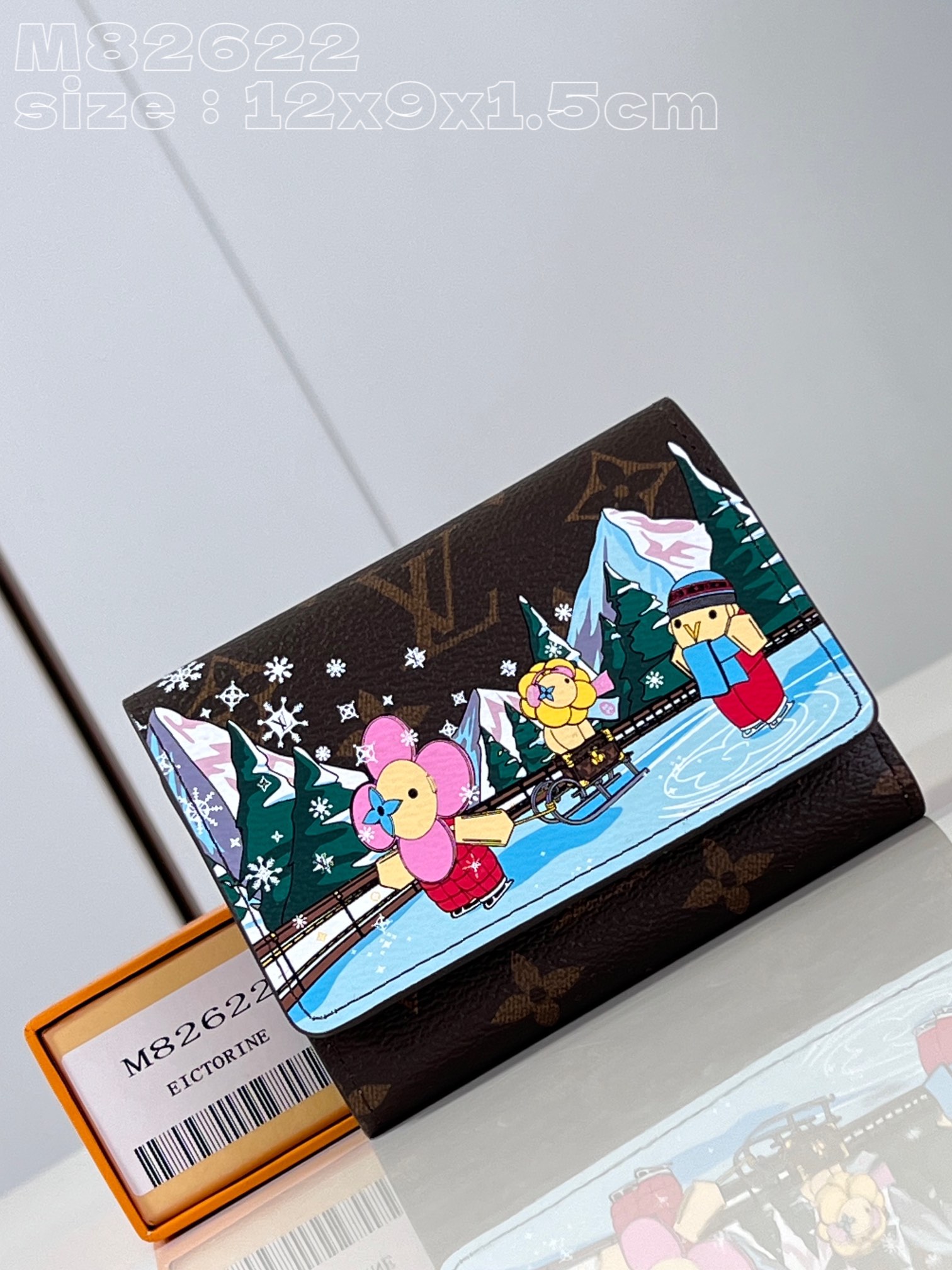NO:400997,【Exclusive real photo M82622】This Victorine wallet is decorated with the Vivienne pattern of Louis Vuitton mascot, and the charming design makes people love it even more. The front of the wallet is printed with Vivienne and friends skatering in the snow mountain. The small wallet is opened and then the spacious inner layer is revealed. It is equipped with two pockets and six business card mezzanine, and has a golden snap. 12 x 9.5 x 1.5 cm (length x height x width) C.240, LV [original leather], louis vuitton, louis vuitton19860909【独家实拍 M82622】這款Victorine錢包綴有路易威登吉祥物Vivienne圖案,迷人的設計令人更加愛不釋手.錢包正面印有Vivienne與朋友在雪山溜冰的情景,而小巧的錢包打開後隨即展露寬敞內層,並配備兩個口袋和、六個名片夾層,並設有金色按扣.12 x 9.5 x 1.5厘米(長度 x 高度 x 闊度) C.240,LV【原厂皮】,louis vuitton,louis vuitton,Bag