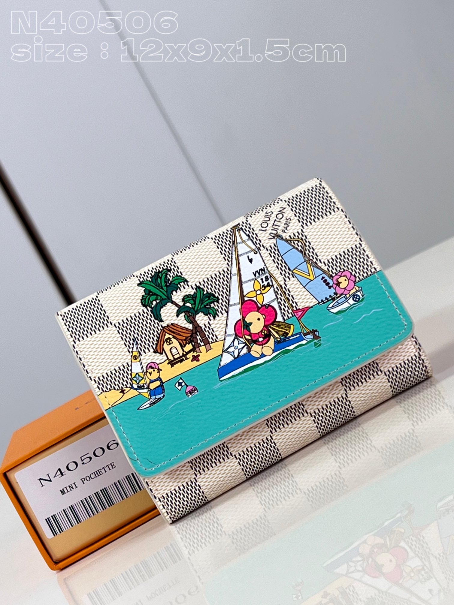 NO:401000,【Exclusive real photo N40506】This Victorine wallet is decorated with printed patterns of Louis Vuitton mascot Vivienne sailing to sea with friends, and is decorated with exquisite details like the Monogram floral pattern on the boat. The small wallet opens and then reveals a spacious inner layer, equipped with two pockets and six business card mezzanine, and has a golden snap. 12 x 9.5 x 1.5 cm (length x height x width) C.240, LV [original leather], louis vuitton, louis vuitton19860909【独家实拍 N40506】這款Victorine錢包綴有路易威登吉祥物Vivienne與朋友們一起揚帆出海的印花圖案,並綴滿如船上Monogram花卉圖案的精緻細節,而小巧的錢包打開後隨即展露寬敞內層,並配備兩個口袋和、六個名片夾層,並設有金色按扣.12 x 9.5 x 1.5厘米(長度 x 高度 x 闊度) C.240,LV【原厂皮】,louis vuitton,louis vuitton,Bag