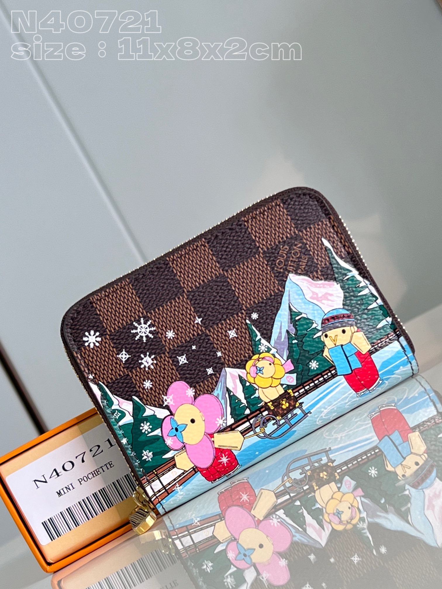 NO:401003,【Exclusive real photo N40721】This zippy zipper coin wallet is made of Damier Ebene coated canvas, embellished with cute and charming printed patterns, depicting the scene of Louis Vuitton mascot Vivienne skating with friends in the mountains, and the design is unique. The wallet is small and practical. After opening the zipper, it shows an orderly internal spacing and playful pink lining. 11 x 8.5 x 2 cm (length x height x width) C.240, LV [original leather], louis vuitton, louis vuitton19860909【独家实拍 N40721】這款zippy拉鏈零錢包選用Damier Ebene塗層帆布製作,綴有可愛迷人的印花圖案,描繪路易威登吉祥物Vivienne與好友在高山溜冰的場景,設計別樹一格.錢包小巧實用,打開拉鏈後展現井然有序的內部間隔,以及玩味十足的粉紅色襯裡.11 x 8.5 x 2厘米(長度 x 高度 x 闊度) C.240,LV【原厂皮】,louis vuitton,louis vuitton,Bag