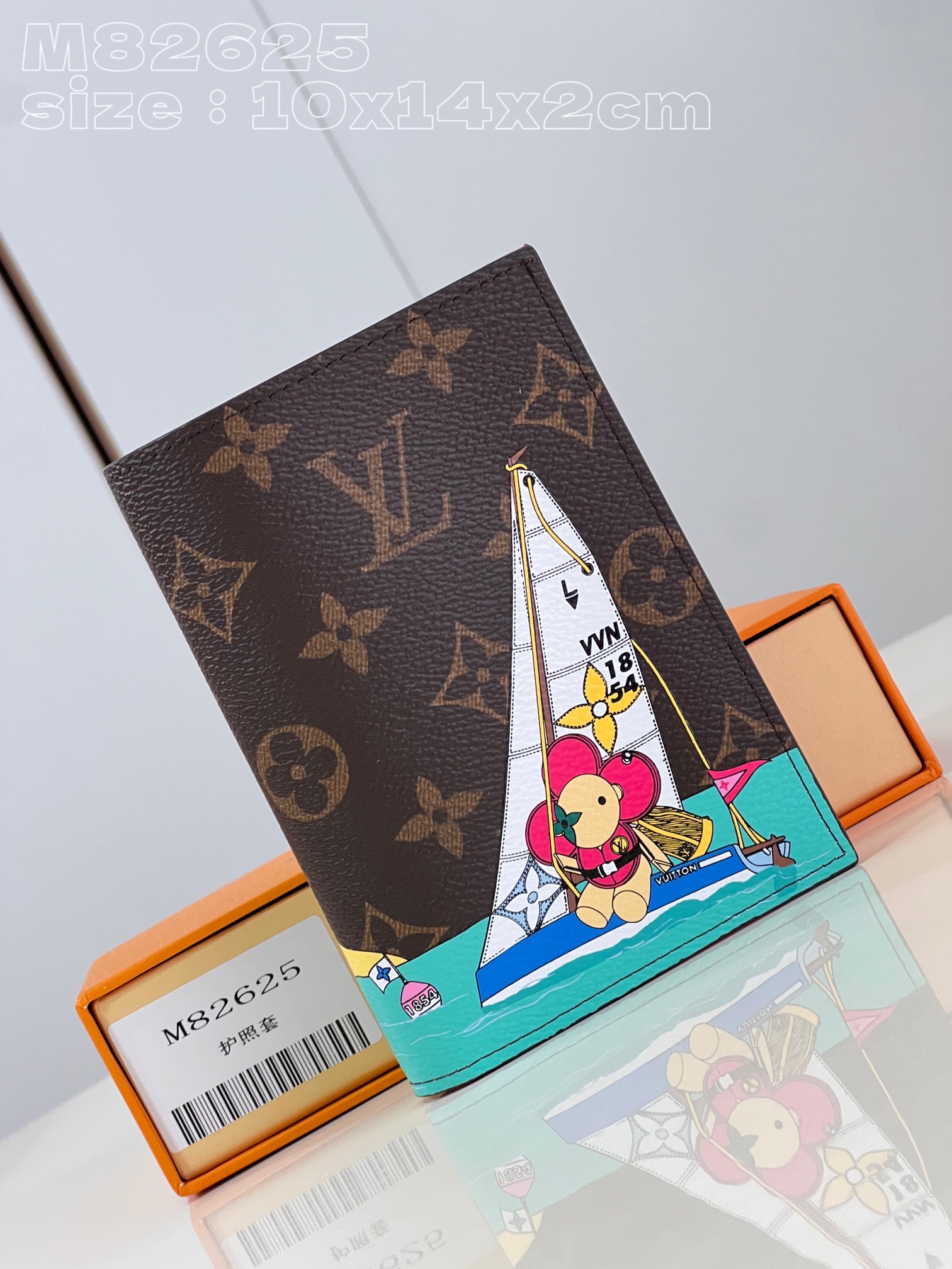 NO:401009,【Exclusive real photo M82625】This Monogram canvas passport cover is decorated with lively prints, depicting the scene of the brand's mascot Vivienne playing on a boat in the tropical sea, adding fun to the trip. The grained leather lining is vivid and fashionable. A gift token worthy of collection. 10 x 14 x 2.5 cm (length x height x width) C.220, LV [original leather], louis vuitton19860909【独家实拍 M82625】本款 Monogram 帆布版护照套饰有风格活泼的印花,描绘品牌吉祥物 Vivienne 在热带海域乘船玩耍的场景,为旅行增添乐趣.粒面皮革内衬色调生动,颇具时尚感.值得珍藏的赠礼之选.10 x 14 x 2.5厘米(长度 x 高 x 宽) C.220,LV【原厂皮】,louis vuitton,Bag