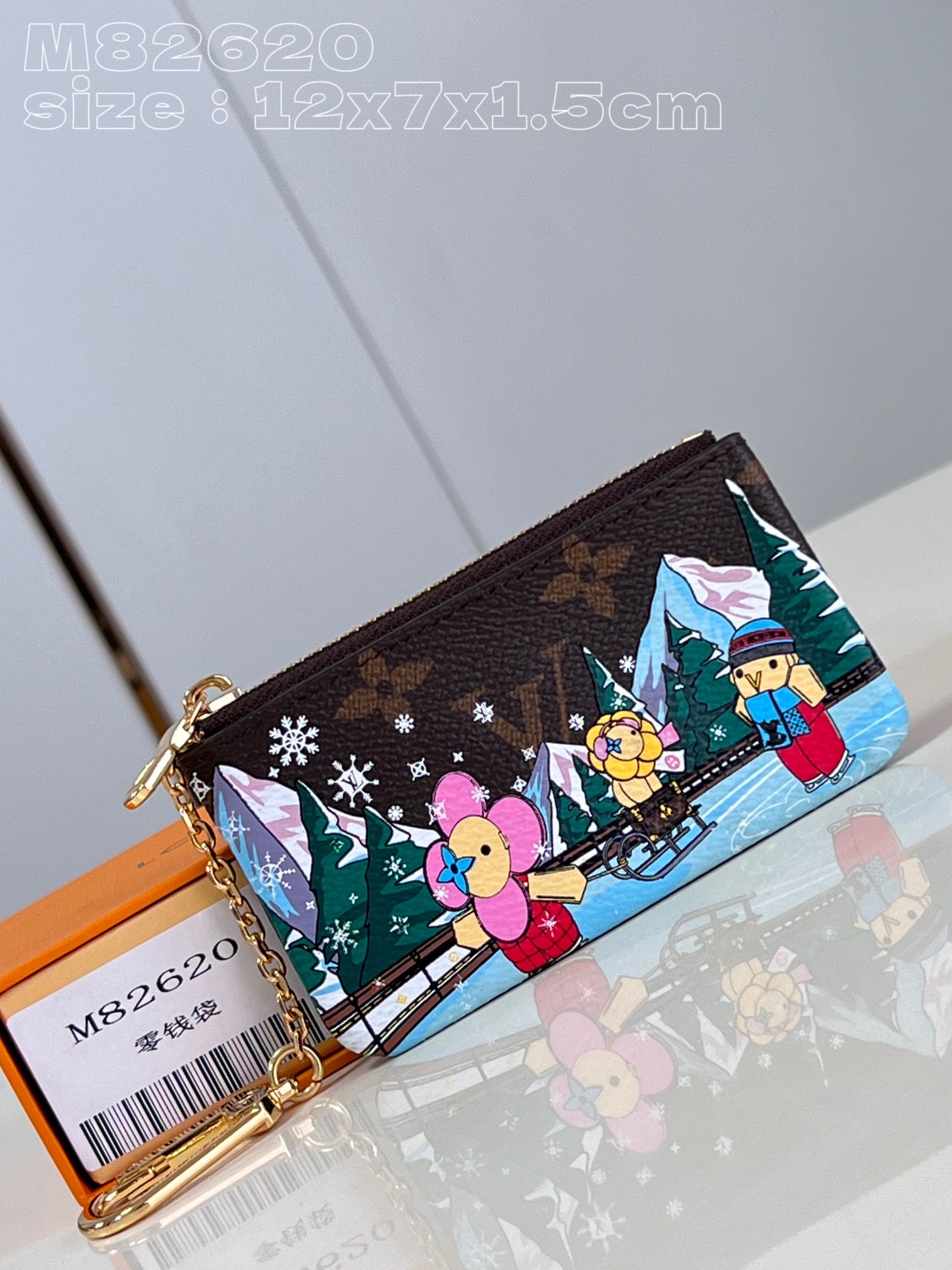 NO:401012,【Exclusive real shot M82620】This key bag depicts the brand mascot Vivienne and his friends slipping on the ice, turning Monogram flowers into snowflakes floating in it with fine brushstrokes. Monogram canvas and leather linings create an elegant configuration, and can also store cash and cards. 12 x 7 x 1.5 cm (length x height x width) C.220, LV [original leather], louis vuitton19860909【独家实拍 M82620】本款钥匙包描绘品牌吉祥物 Vivienne 和好友冰面畅滑之景,以精细笔触将 Monogram 花卉化作其间飘扬的雪花.Monogram 帆布和皮革内衬塑造雅致构型,亦可收纳现金和卡片.12 x 7 x 1.5厘米 (长度 x 高 x 宽) C.220,LV【原厂皮】,louis vuitton,Bag