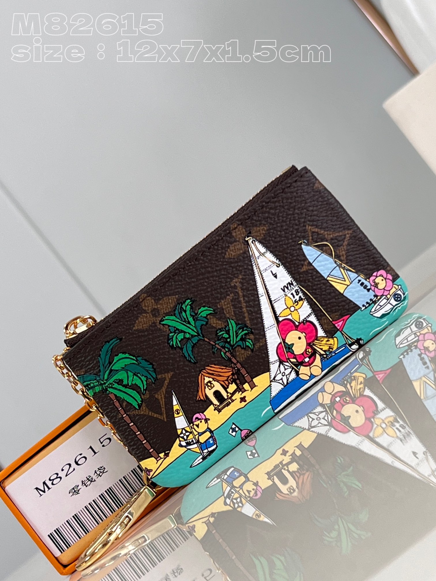 NO:401014,【Exclusive real photo M82615】The unstoppable key bag from inside to outside, the Monogram printed surface depicts the scene of the brand mascot Vivienne playing on a boat with friends on the tropical beach, and the grainy leather lining echoes the Vivienne petals and sailing flag in the tone. 12 x 7 x 1.5 cm (length x height x width) C.220,LV [original leather],louis vuitton19860909【独家实拍 M82615】由内至外魅力难挡的钥匙包,Monogram 印花表面描绘品牌吉祥物 Vivienne 与好友在热带海滨乘船玩耍的场景,粒面皮革内衬则在色调上呼应 Vivienne 花瓣与帆船旗帜.12 x 7 x 1.5厘米 (长度 x 高 x 宽) C.220,LV【原厂皮】,louis vuitton,Bag