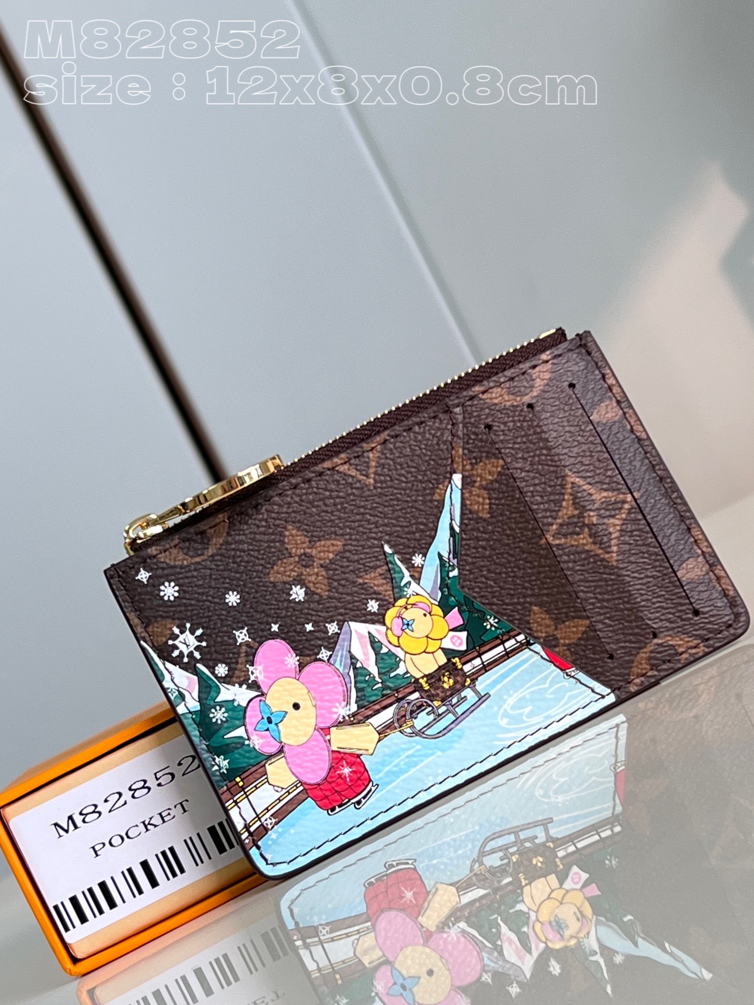 NO:401018,【Exclusive real shot M82852】This limited edition Romy business card holder is made of Monogram canvas and is printed with a scene depicting Louis Vuitton mascot Vivienne skating with friends to explore the snow mountain, praising the joy of sports. This organ-style business card holder is decorated with a golden LV Circle zipper head. In addition to storing cash, change or receipts, it can also place a business card. 12 x 8 x 0.8 cm (length x height x width) C.220, LV [original leather], louis vuitton, louis vuitton19860909【独家实拍 M82852】這款限量版Romy名片夾以Monogram帆布製造,並印有描繪路易威登吉祥物Vivienne與朋友溜冰探索雪山的情景,歌頌運動的歡樂.這個風琴式名片夾綴有金色LV Circle拉鏈頭,除了收納現金、零錢或收據,亦可放置名片.12 x 8 x 0.8厘米(長度 x 高度 x 闊度) C.220,LV【原厂皮】,louis vuitton,louis vuitton,Bag