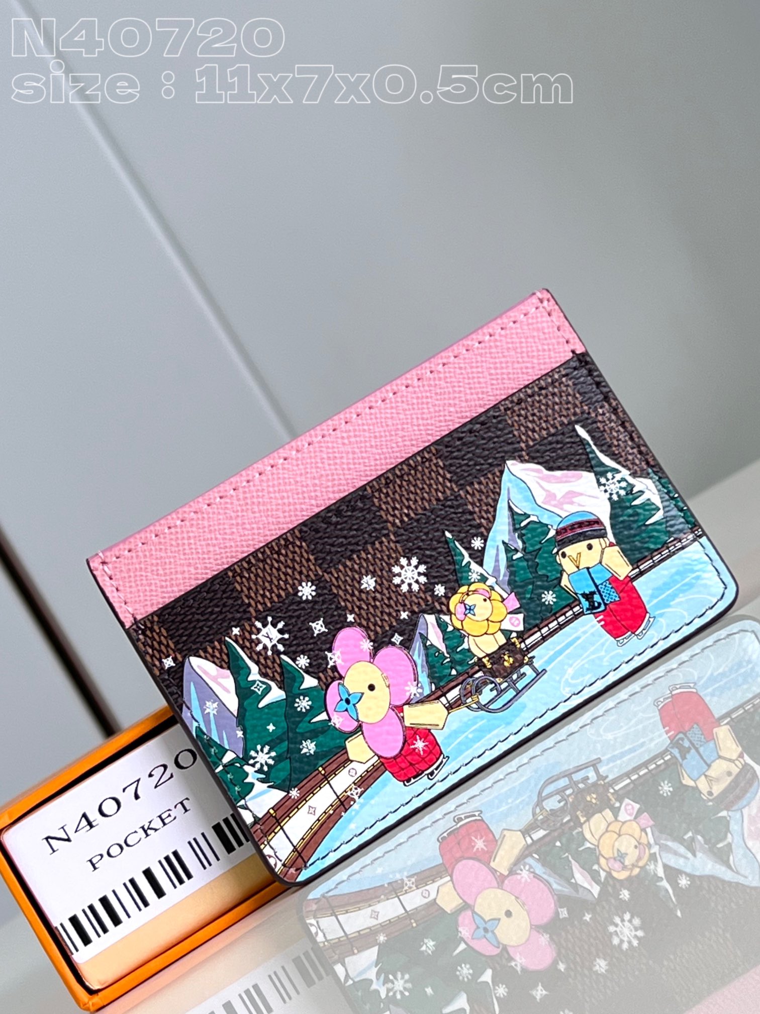 NO:401020,【Exclusive real photo N40720】This amier Ebene canvas card is printed with a lively and cute brand mascot. Vivienne and her friends are skating in the mountains. Credit cards, transportation cards or business cards can be stored in the mezzanine, which can be easily stored in any pocket. 11 x 7 x 0.5 cm (length x height x width) C.180, LV [original leather], louis vuitton19860909【独家实拍 N40720】本款 amier Ebene 帆布卡夹印有活泼可爱的品牌吉祥物 Vivienne與好友在高山溜冰的場景.夹层内可存放信用卡、交通卡或名片,可轻松收入任何口袋.11 x 7 x 0.5厘米(长度 x 高 x 宽) C.180,LV【原厂皮】,louis vuitton,Bag