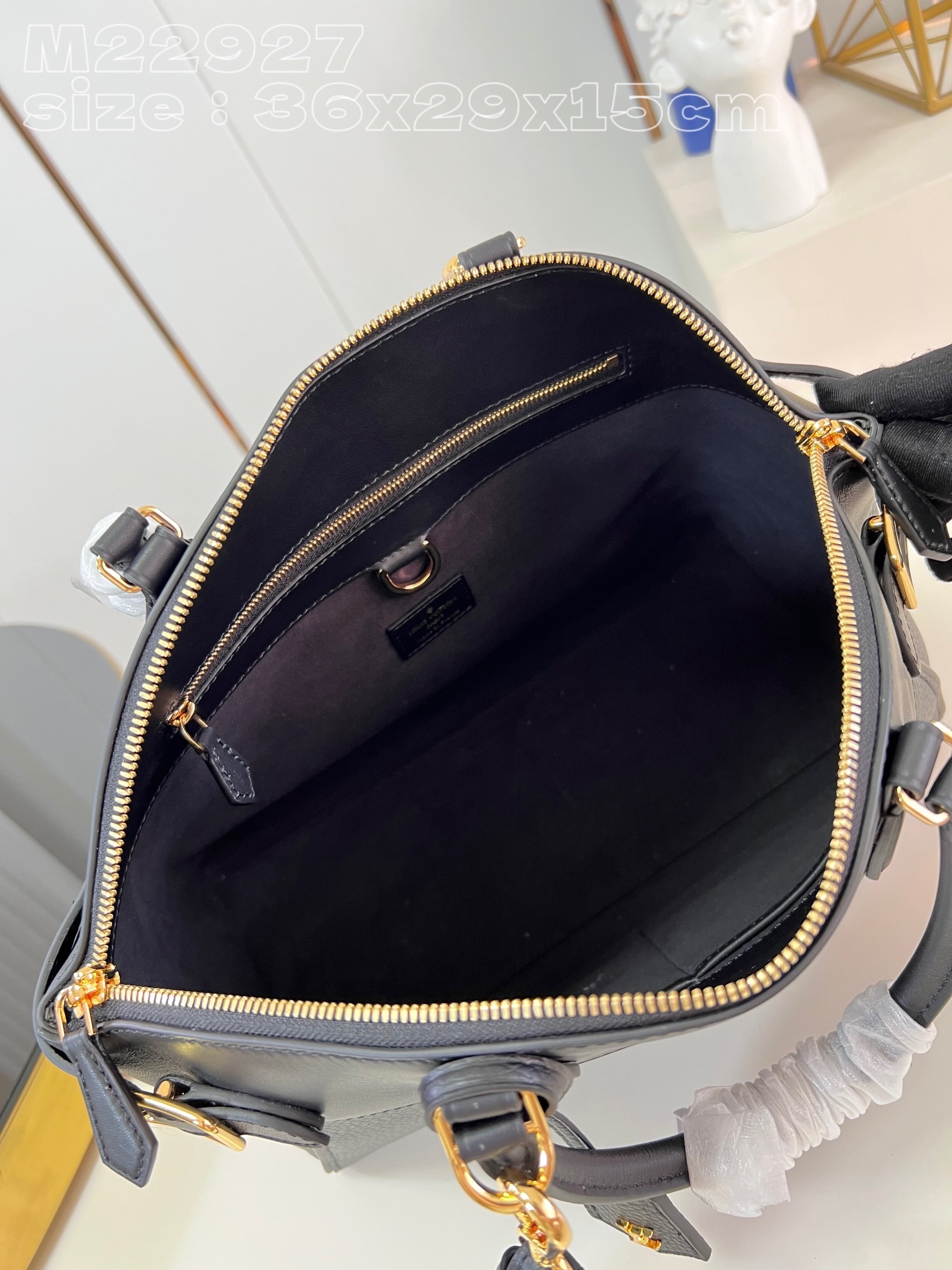 顶级原单M22927黑M22914這款典雅實用的LockItMM手袋結合粒面Taurillon皮革及滑面