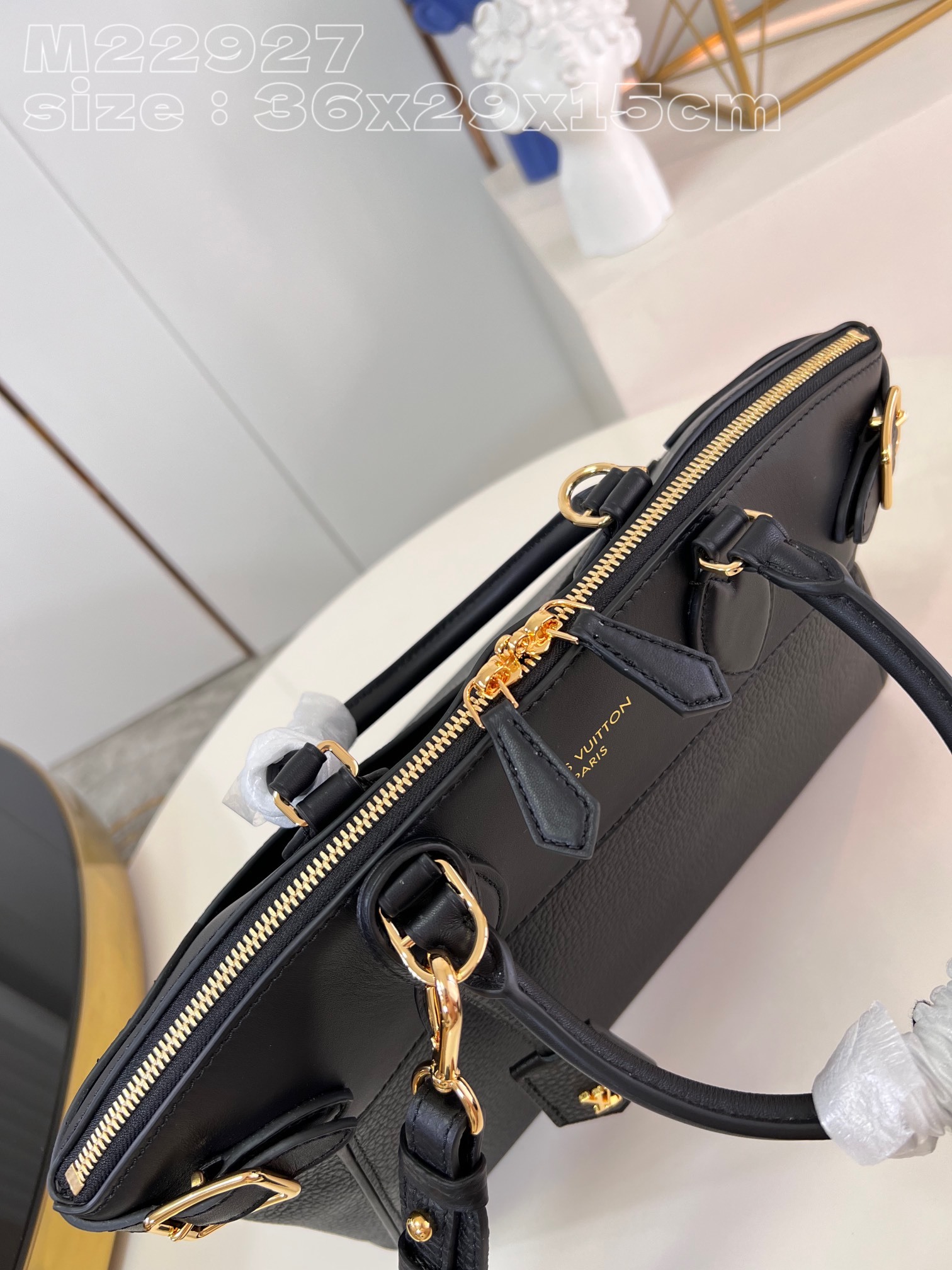 顶级原单M22927黑M22914這款典雅實用的LockItMM手袋結合粒面Taurillon皮革及滑面