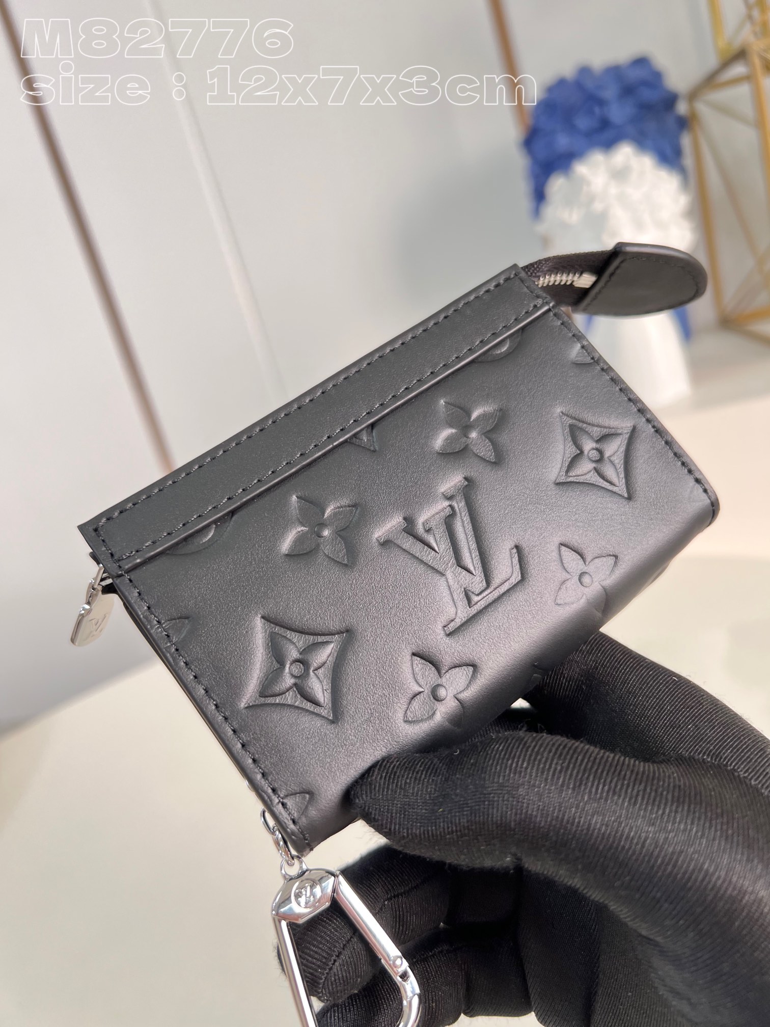 NO:401013,[Exclusive real photo M82776 embossed] This Voyage key bag uses Monogram Shadow leather with cowhide, which safely stores coins, folding banknotes, cards and keys with zipper opening and closing. The hook buckle is conveniently fixed to the D-ring inside the Louis Vuitton handbag. 12 x 7.5 x 3 cm (length x height x width) C.240, LV [original leather], louis vuitton, louis vuitton, cowhide19860909【独家实拍 M82776压花】本款 Voyage 钥匙包选用 Monogram Shadow皮革搭配牛皮革饰边,以拉链开合稳妥收纳硬币、折叠钞票、卡片和钥匙.钩扣方便固定于路易威登手袋内部的 D 形环.12 x 7.5 x 3厘米 (长度 x 高 x 宽) C.240,LV【原厂皮】,louis vuitton,louis vuitton,cowhide,Bag