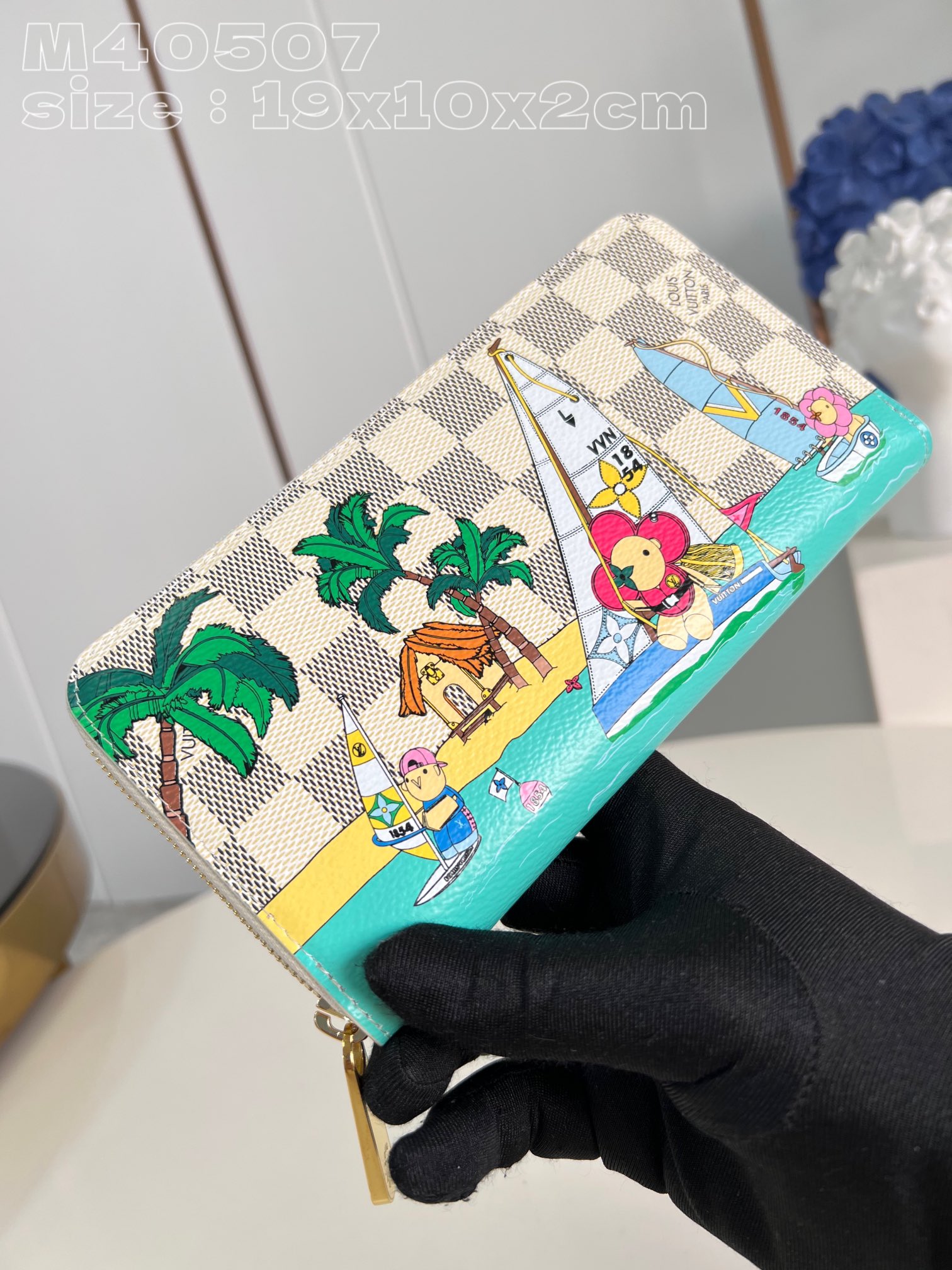 NO:401025,【Exclusive real shot M40507】This collection-worthy ZIPPY zipper wallet is made of Damier Azur coated canvas, embellished with cute Louis Vuitton mascot Vivienne prints, depicting her boating with her friends near a tropical beach. The grainy leather lining is made of Dragon Fruit pink, perfectly lined with the charming colors on the Vivienne petals. 19.5 x 10.5 x 2.5 cm (length x height x width) C.300, LV [original leather], louis vuitton, louis vuitton19860909【独家实拍 M40507】這款別具收藏價值的ZIPPY拉鏈錢包以Damier Azur塗層帆布製造,綴有可愛的路易威登吉祥物Vivienne印花圖案,描绘她与朋友在热带海滩附近乘船玩耍的场景.粒面皮革襯裡採用Dragon Fruit粉紅色,完美配襯Vivienne花瓣上的動人色彩.19.5 x 10.5 x 2.5厘米(長度 x 高度 x 闊度) C.300,LV【原厂皮】,louis vuitton,louis vuitton,Bag