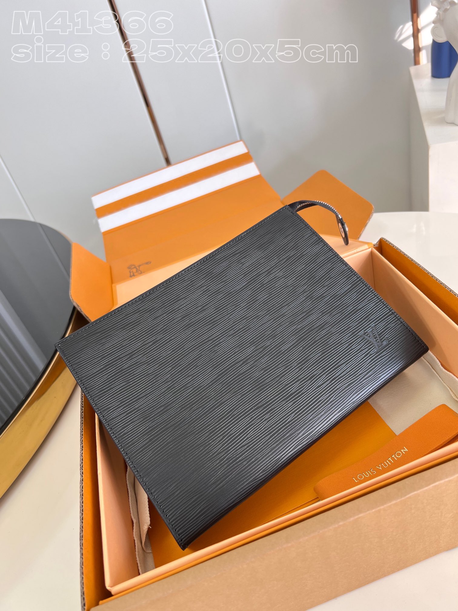 NO:401033,【Exclusive real photo M41366 water ripples/upgraded premium packaging version】Poche Toilette washbasin is made of Epi grain leather, paired with zippers, which together demonstrates the ingenious details and elegant style. The exquisite configuration is equipped with card mezzanine and paper document patch pockets, which can accommodate personal needs in a fashionable way, fitting a lifestyle that is free to come and go. 25 x 20 x 5.5 cm (length x height x width) NS.320, LV [original leather], louis vuitton19860909【独家实拍 M41366水波纹/升级精品包装版】Poche Toilette 盥洗袋取材Epi 粒面皮革,搭配拉链,共同彰显匠心细节和雅致风尚.考究构型设有卡片夹层和纸质单据贴袋,以潮流方式收纳个人所需,契合来去自如的生活方式.25 x 20 x 5.5厘米(长度 x 高 x 宽) NS.320,LV【原厂皮】,louis vuitton,Bag