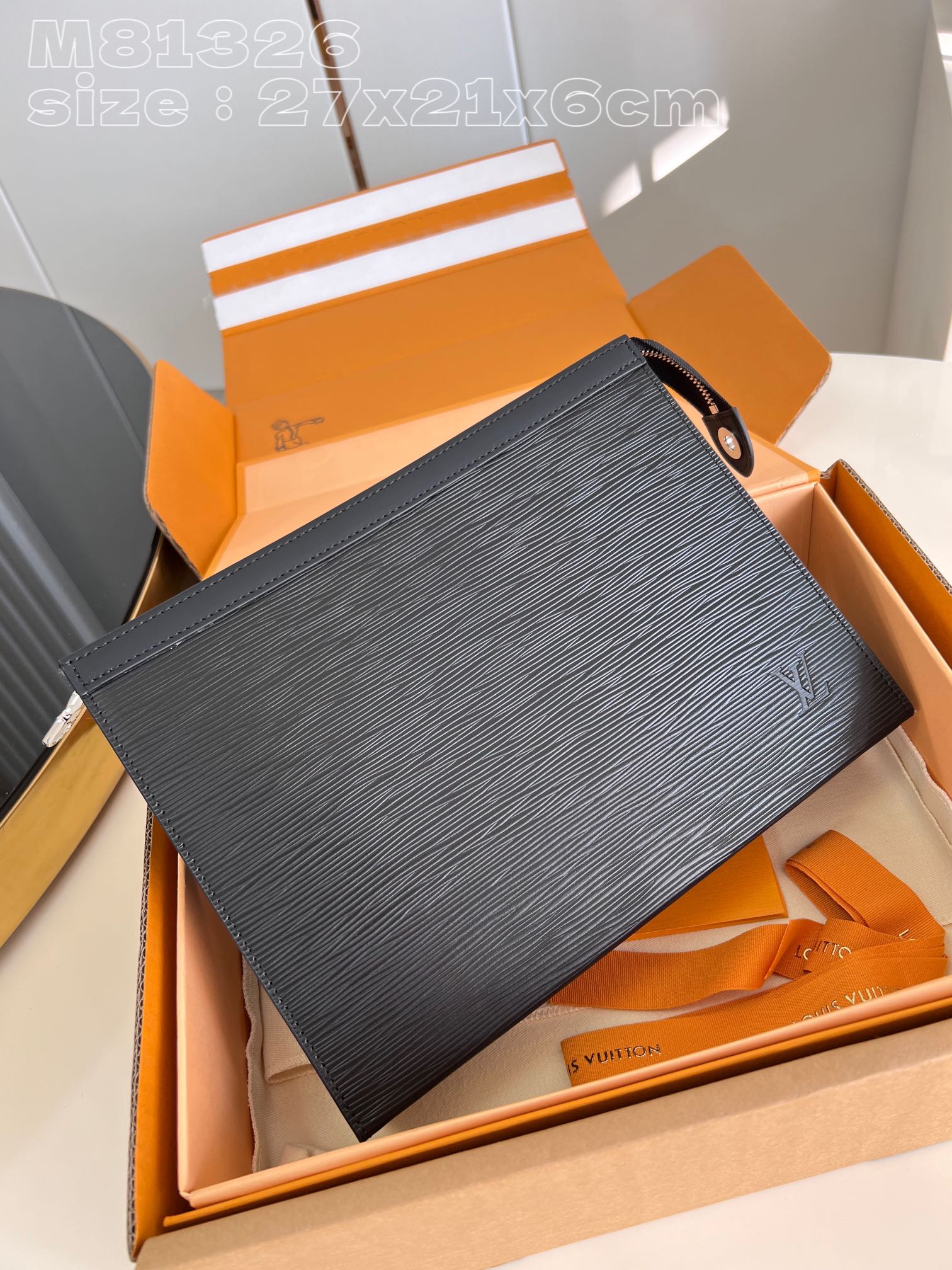 NO:401036,【Exclusive real photo M81326/Upgraded premium packaging version】This Pochette Voyage clutch is made of Epi grain leather, with zipper opening of the inner layer of leather, patch pockets and card mezzanine, demonstrating Louis Vuitton's superb leather craftsmanship while making paper documents, mobile phones and other needs easy to accompany, suitable for travel or daily use. 27 x 21 x 6 (length x height x width) NS.320, LV [original leather], louis vuitton, louis vuitton, handbag19860909【独家实拍 M81326/升级精品包装版】本款 Pochette Voyage 手拿包取材 Epi 粒面皮革,以拉链开启皮革内层、贴袋和卡片夹层,彰显路易威登精湛皮革匠艺的同时可令纸质单据、手机和其他所需轻松随行,适宜旅行或日常使用.27 x 21 x 6(长度 x 高 x 宽) NS.320,LV【原厂皮】,louis vuitton,louis vuitton,handbag,Bag