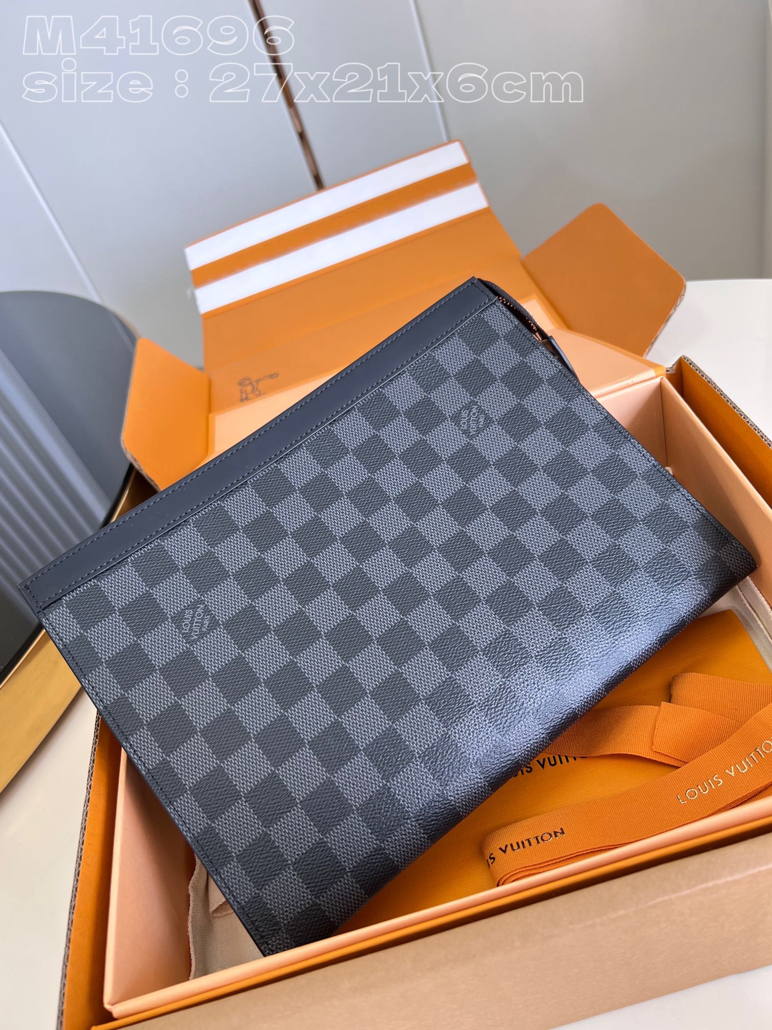 NO:401042,【Exclusive real photo M41696/Upgraded premium packaging version】This small and fashionable Pochette Voyage medium-sized handbag is made of Damier Graphite plaid coated canvas material, with diverse functions, and can be placed in the bag as a travel bag or held in the hand to show a fashionable style. The spacious interior space and support plate design are convenient for accessing personal products. 27 x 21 x 6 cm (length x height x width) NS.300, LV [original leather], louis vuitton19860909【独家实拍 M41696/升级精品包装版】此款小巧而时髦的 Pochette Voyage 中号手袋采用 Damier Graphite 格纹涂层帆布材质,功能多样,既可作为旅行袋放于包中,亦可持于手中,展现时尚风格.宽敞的包内空间加上撑板设计,方便取用私人用品.27 x 21 x 6厘米(长度 x 高 x 宽) NS.300,LV【原厂皮】,louis vuitton,Bag