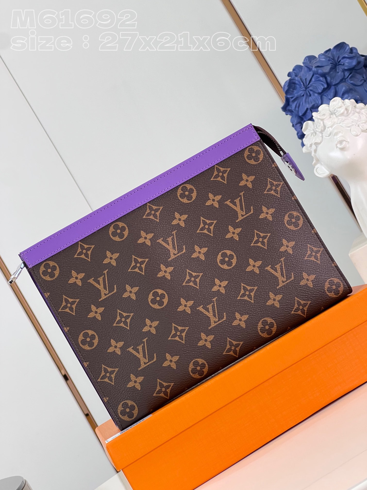 NO:401040,【Exclusive real photo M61692 Presbyterian purple】Made of new iconic black and gray Monogram canvas, this new Pochette Voyage medium-sized handbag with tough style can easily store personal items. 27 x 21 x 6 cm (length x height x width) V.300, LV [original leather], louis vuitton19860909【独家实拍 M61692老花紫】由全新标志性黑灰 Monogram 帆布裁制而成,此款风格硬朗的全新 Pochette Voyage 中号手袋可轻松收纳个人物品.27 x 21 x 6厘米(长度 x 高 x 宽) V.300,LV【原厂皮】,louis vuitton,Bag