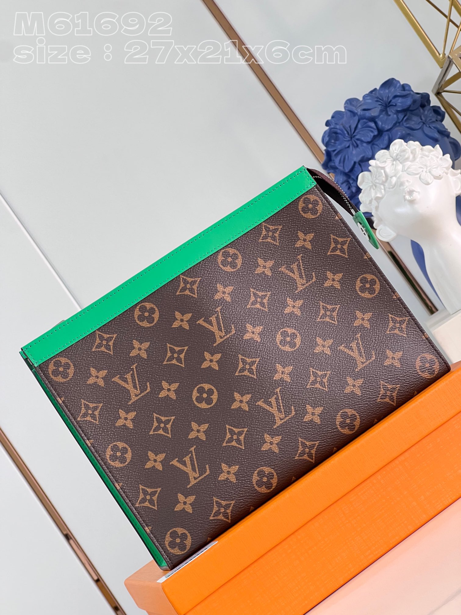 NO:401043,【Exclusive real photo M61692 Old-fashioned Green】Made of new iconic black and gray Monogram canvas, this new Pochette Voyage medium-sized handbag with tough style can easily store personal items. 27 x 21 x 6 cm (length x height x width) V.300, LV [original leather], louis vuitton19860909【独家实拍 M61692老花绿】由全新标志性黑灰 Monogram 帆布裁制而成,此款风格硬朗的全新 Pochette Voyage 中号手袋可轻松收纳个人物品.27 x 21 x 6厘米(长度 x 高 x 宽) V.300,LV【原厂皮】,louis vuitton,Bag