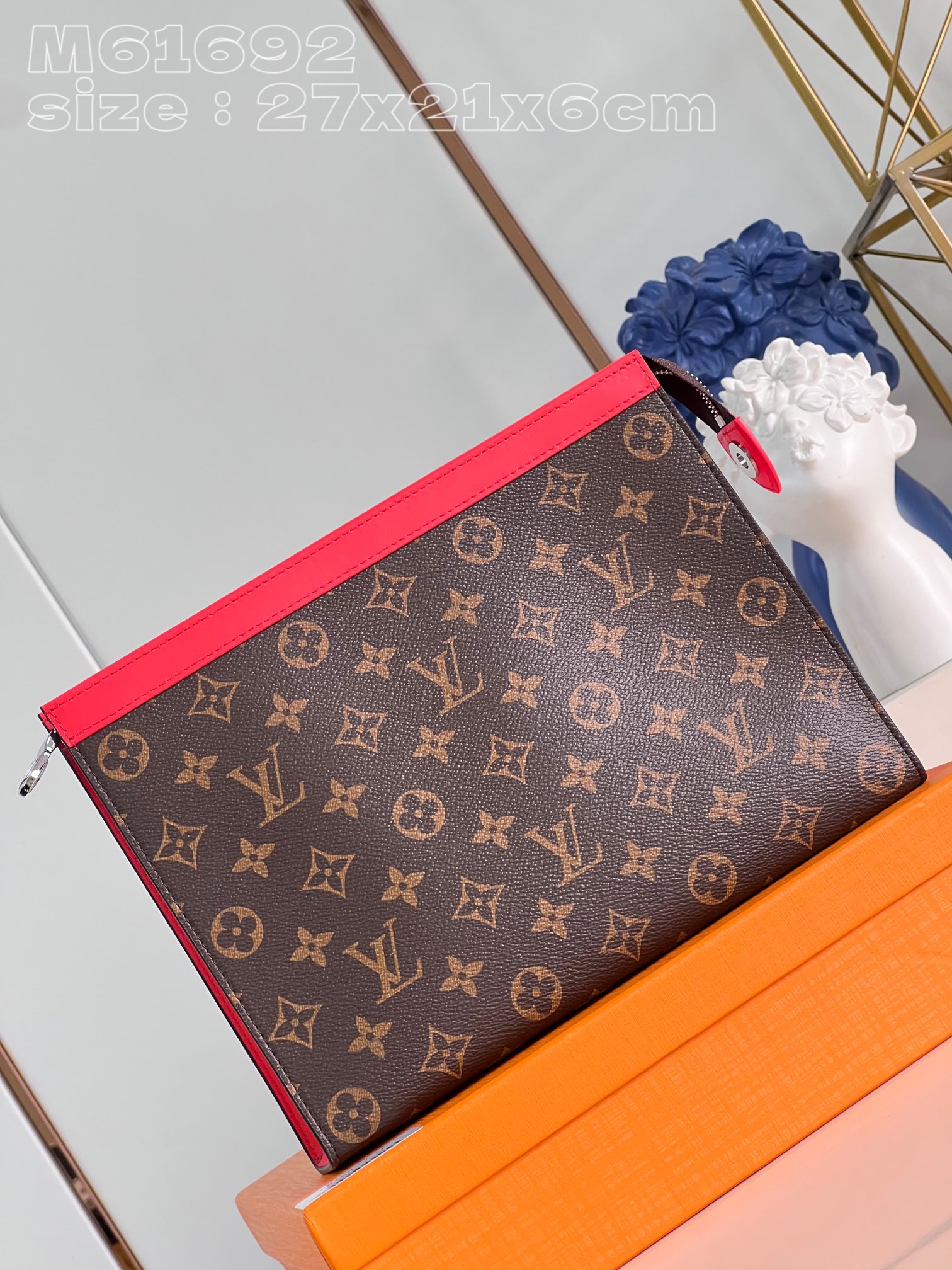 NO:401049,【Exclusive real photo M61692 old flower red】Made of new iconic black and gray Monogram canvas, this new Pochette Voyage medium-sized handbag with tough style can easily store personal items. 27 x 21 x 6 cm (length x height x width) V.300, LV [original leather], louis vuitton19860909【独家实拍 M61692老花红】由全新标志性黑灰 Monogram 帆布裁制而成,此款风格硬朗的全新 Pochette Voyage 中号手袋可轻松收纳个人物品.27 x 21 x 6厘米(长度 x 高 x 宽) V.300,LV【原厂皮】,louis vuitton,Bag