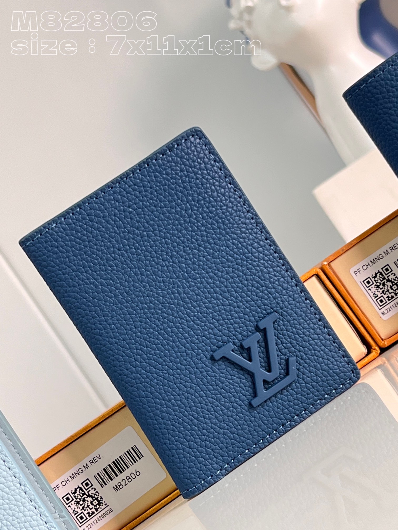NO:401070,[Exclusive real photo M82806] This pocket wallet adopts imprinting and printing technology to reproduce the Monogram pattern born in 1896 on the surface of cowhide leather. The compact configuration combines a neat inner lining, with card mezzanine and pockets. Size7.5x11x1cm C.220, LV [original leather], louis vuitton, cowhide19860909【独家实拍 M82806】本款口袋钱夹采用压印和印花工艺,在牛皮革表面重现诞生于 1896 年的 Monogram 图案.紧凑构型结合齐整内里,设有卡片夹层和口袋.size7.5x11x1cm C.220,LV【原厂皮】,louis vuitton,cowhide,Bag