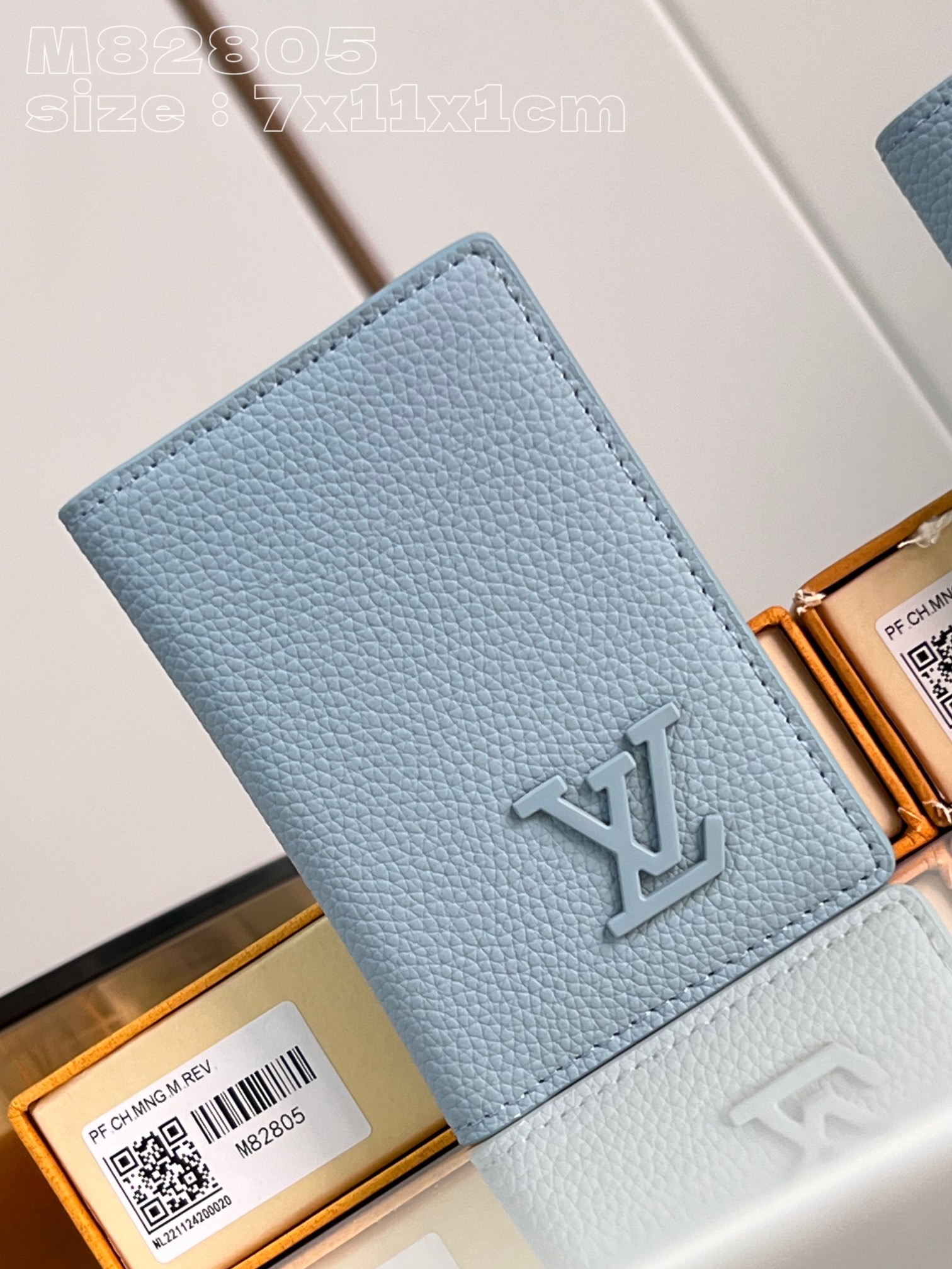 NO:401072,[Exclusive real photo M82805] This pocket wallet adopts imprinting and printing technology to reproduce the Monogram pattern born in 1896 on the surface of cowhide leather. The compact configuration combines a neat inner lining, with card mezzanine and pockets. Size7.5x11x1cm C.220, LV [original leather], louis vuitton, cowhide19860909【独家实拍 M82805】本款口袋钱夹采用压印和印花工艺,在牛皮革表面重现诞生于 1896 年的 Monogram 图案.紧凑构型结合齐整内里,设有卡片夹层和口袋.size7.5x11x1cm C.220,LV【原厂皮】,louis vuitton,cowhide,Bag
