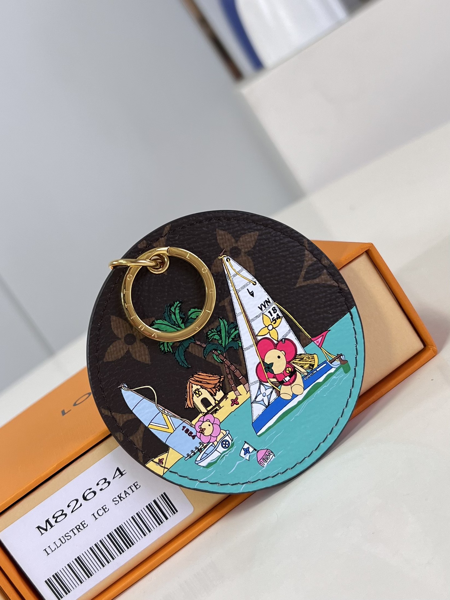 NO:401089,【Exclusive real shot M82634】Illustré Vivienne Sail bag decoration and keychain record the world trip of the brand mascot, and on Monogram canvas depict Vivienne and his friend Petula driving a sailboat decorated with brand elements, setting sail from the coast of Paradise Island.C.180,LV [original leather],louis vuitton,keychain19860909【独家实拍 M82634】Illustré Vivienne Sail 包饰与钥匙扣记录品牌吉祥物的环游世界之旅,于 Monogram 帆布描绘 Vivienne 与好友 Petula 驾驶着饰有品牌元素的帆船,从天堂岛的海岸扬帆起航之景.C.180,LV【原厂皮】,louis vuitton,keychain,Bag