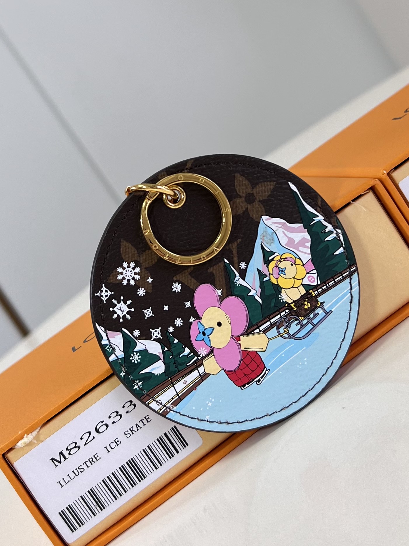 NO:401092,【Exclusive real shot M82633】Illustré Ice Skate bag and key chain witness the brand's mascot's winter vacation journey. Monogram canvas reflects snow-capped mountains and dense fir trees, setting off the adventure pioneer Vivienne, pulling the partner Petula who rides Louis Vuitton suitcase sleds to refresh the ice-skating scene, which can inject lively interest into various handbags. C.180, LV [original leather], louis vuitton, louis vuitton, keychain19860909【独家实拍 M82633】Illustré Ice Skate 包饰与钥匙扣见证品牌吉祥物的冬日度假之旅.Monogram 帆布映现皑皑雪山和浓密杉树,烘托探险先锋 Vivienne 牵引乘着路易威登行李箱式雪橇的伙伴 Petula 畅滑冰面之景,可为各式手袋注入活泼意趣.C.180,LV【原厂皮】,louis vuitton,louis vuitton,keychain,Bag