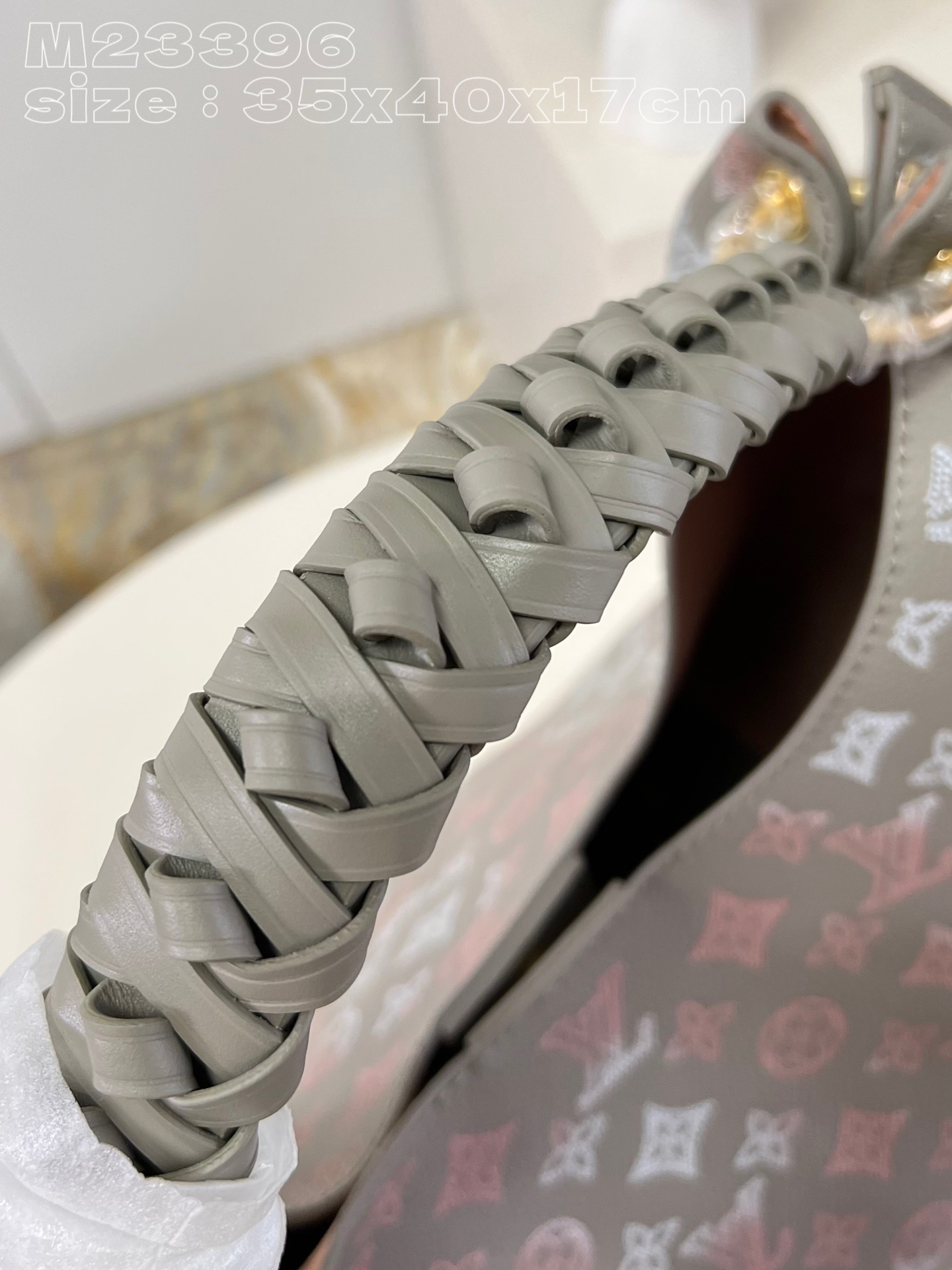顶级原单M23396灰丝印这款Carmelhobo包选用进口颗粒Taurillon小牛皮制做而成!其时尚