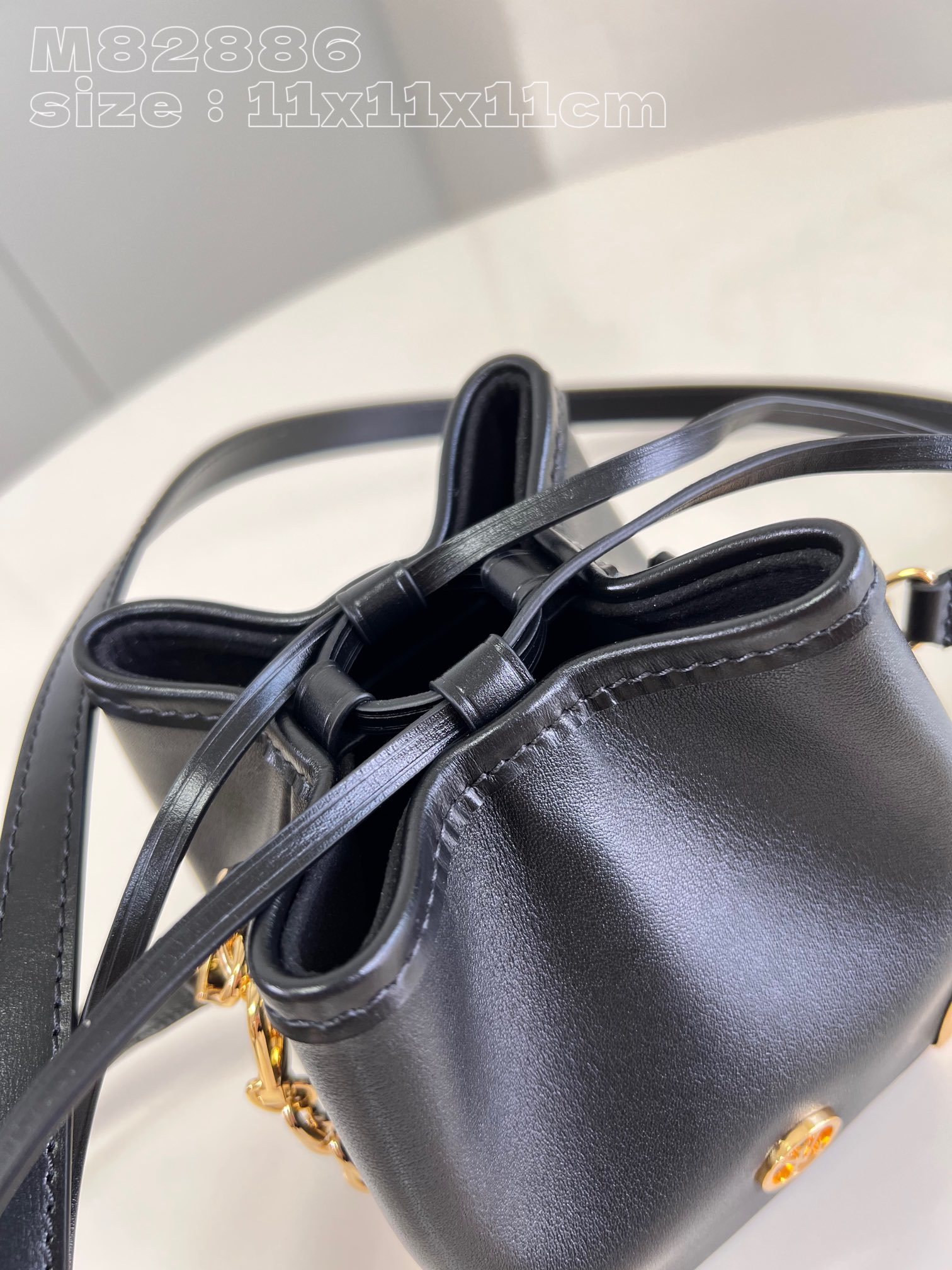 顶级原单M82886黑OnlineOnly手袋采用柔软的皮革素材呈现的现代而精致的诺埃珀斯设计师尼古拉杰