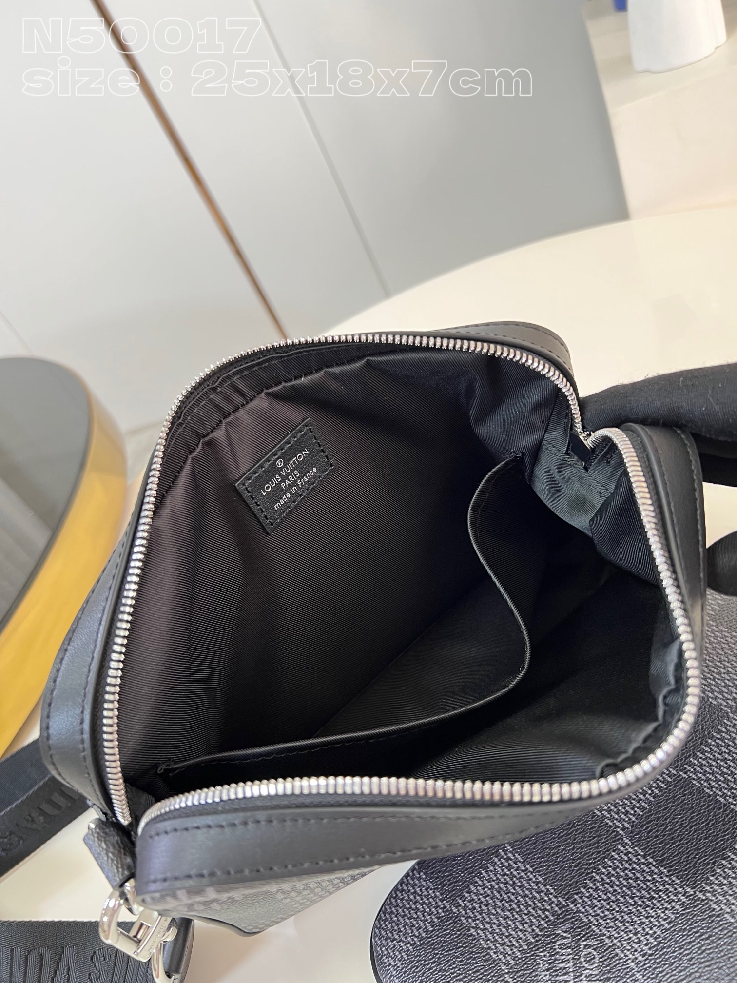 顶级原单N50017本款Trio邮差包以DamierGraphite3D帆布的瞩目质感塑造功能性设计可拆