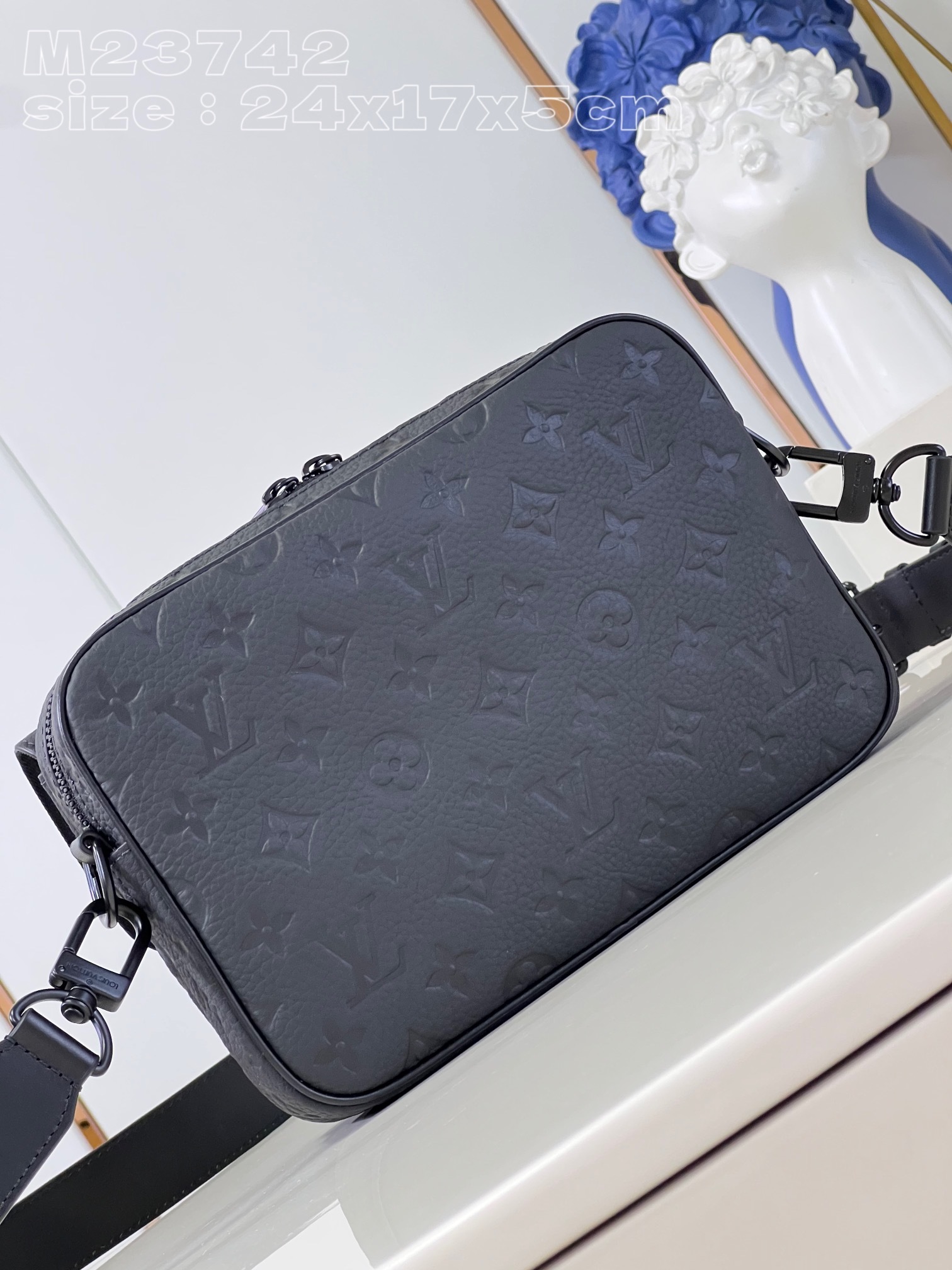顶级原单M23742压花本款Steamer邮差包取材Monogram压纹Taurillon皮革以加固包角
