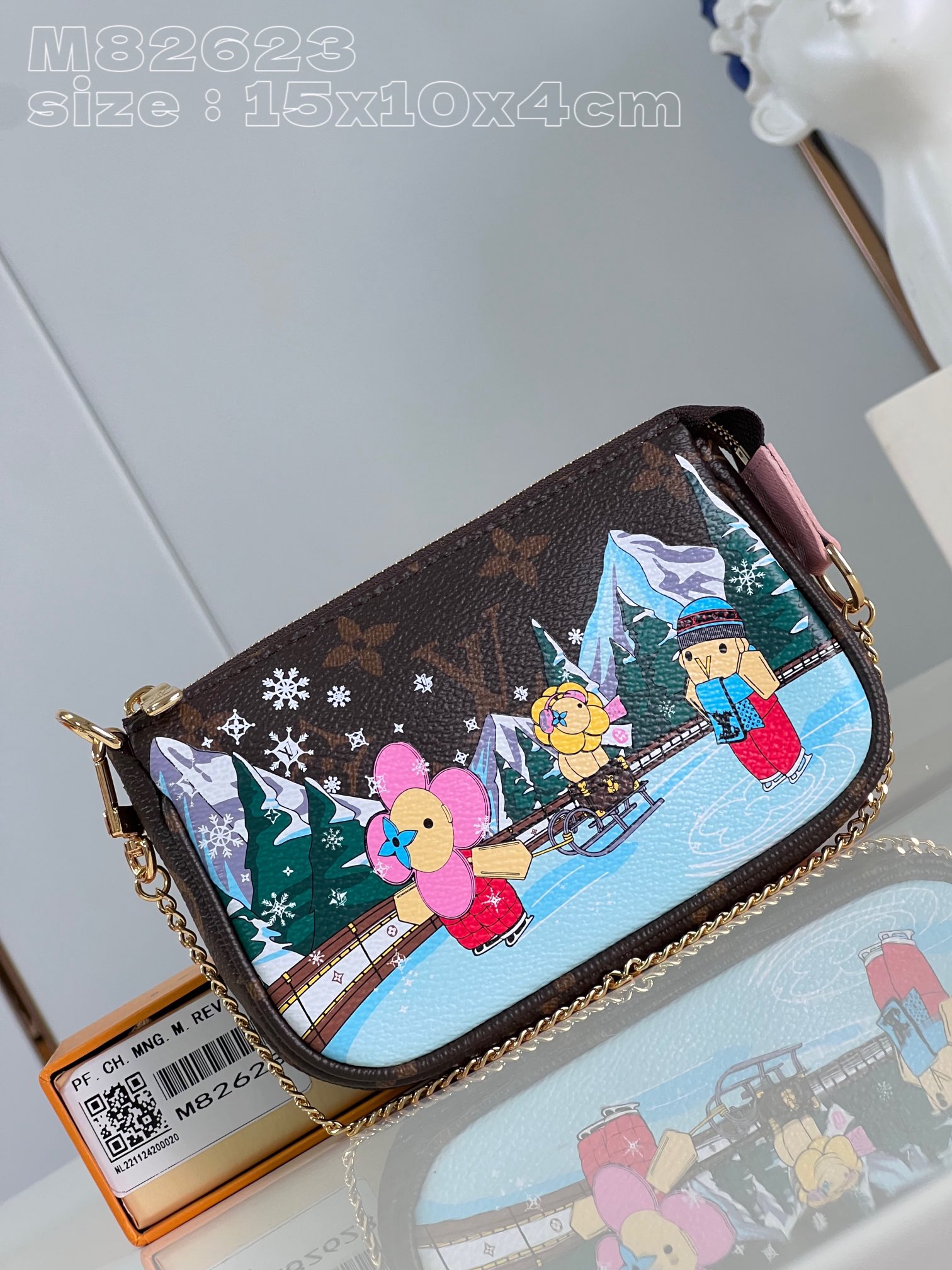 NO:401110,【Exclusive real photo M82623】This Mini Pochette Accessoires clutch is from the winter series, depicting the brand mascot Vivienne and his friends in the snowy mountains and the pine forest. Monogram canvas is paired with fabric lining, making it a unique choice for collection or gifts. 15.5 x 10.5 x 4 cm (length x height x width) C.280,LV [original leather],louis vuitton,handbag19860909【独家实拍 M82623】本款 Mini Pochette Accessoires 手拿包出自 冬季系列,描绘品牌吉祥物 Vivienne 和好友在皑皑雪山和杉林间欢乐畅滑之景.Monogram 帆布搭配织物内衬,成就收藏或赠礼别致之选.15.5 x 10.5 x 4厘米 (长度 x 高 x 宽) C.280,LV【原厂皮】,louis vuitton,handbag,Bag