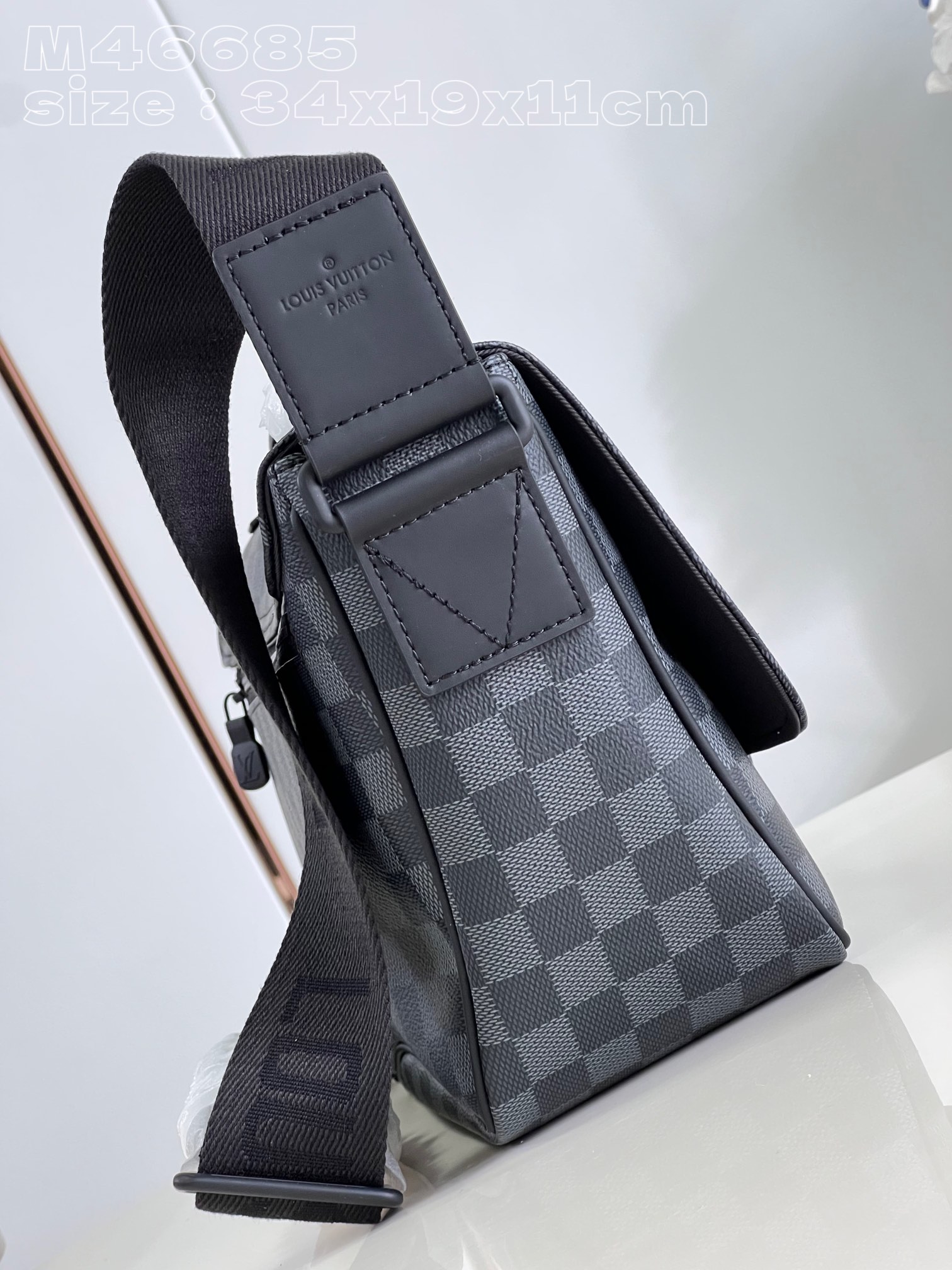 顶级原单M46685黑格Montsouris邮差包为MonogramEclipse帆布以摩登构型囊括充裕