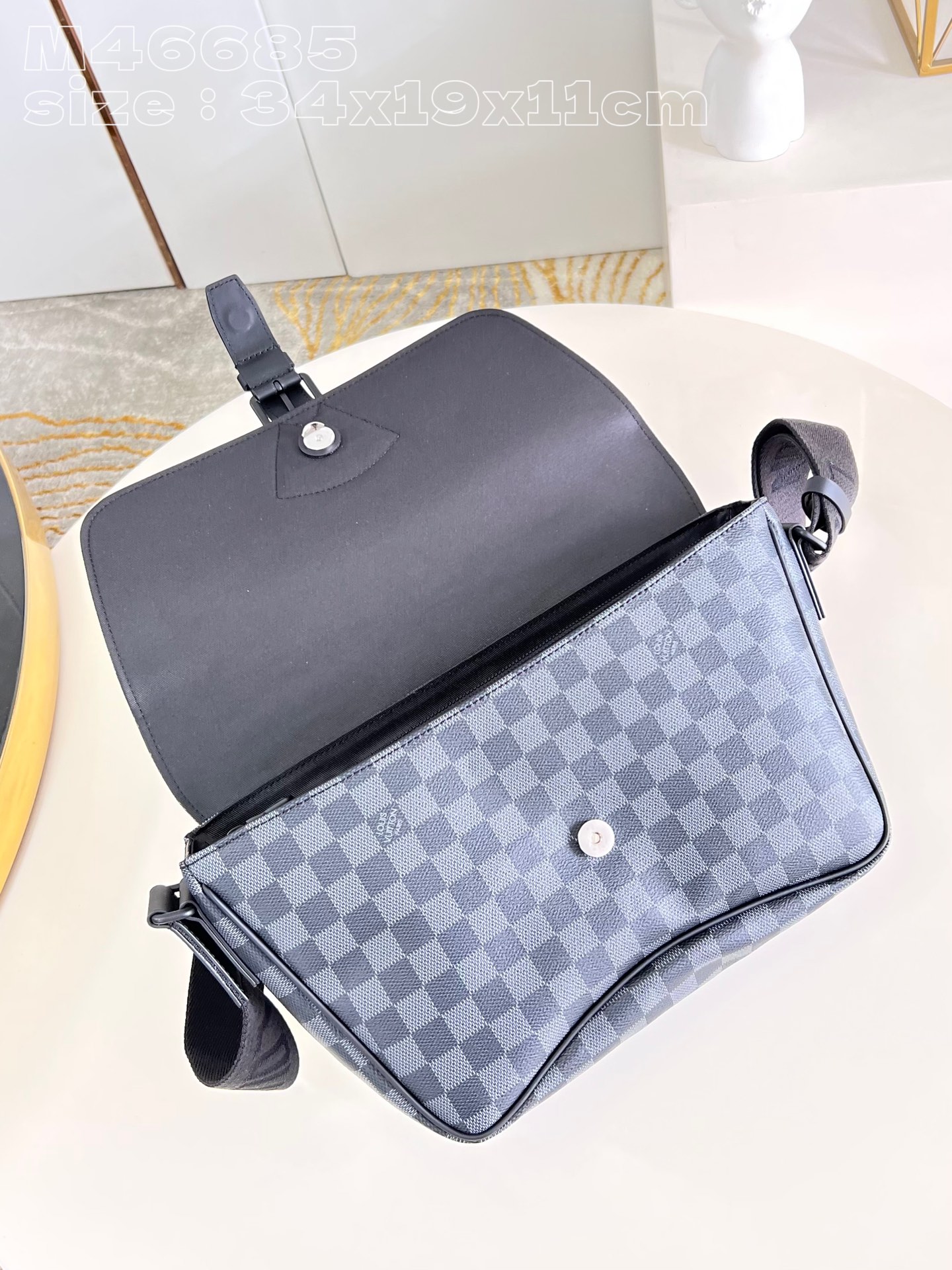 顶级原单M46685黑格Montsouris邮差包为MonogramEclipse帆布以摩登构型囊括充裕