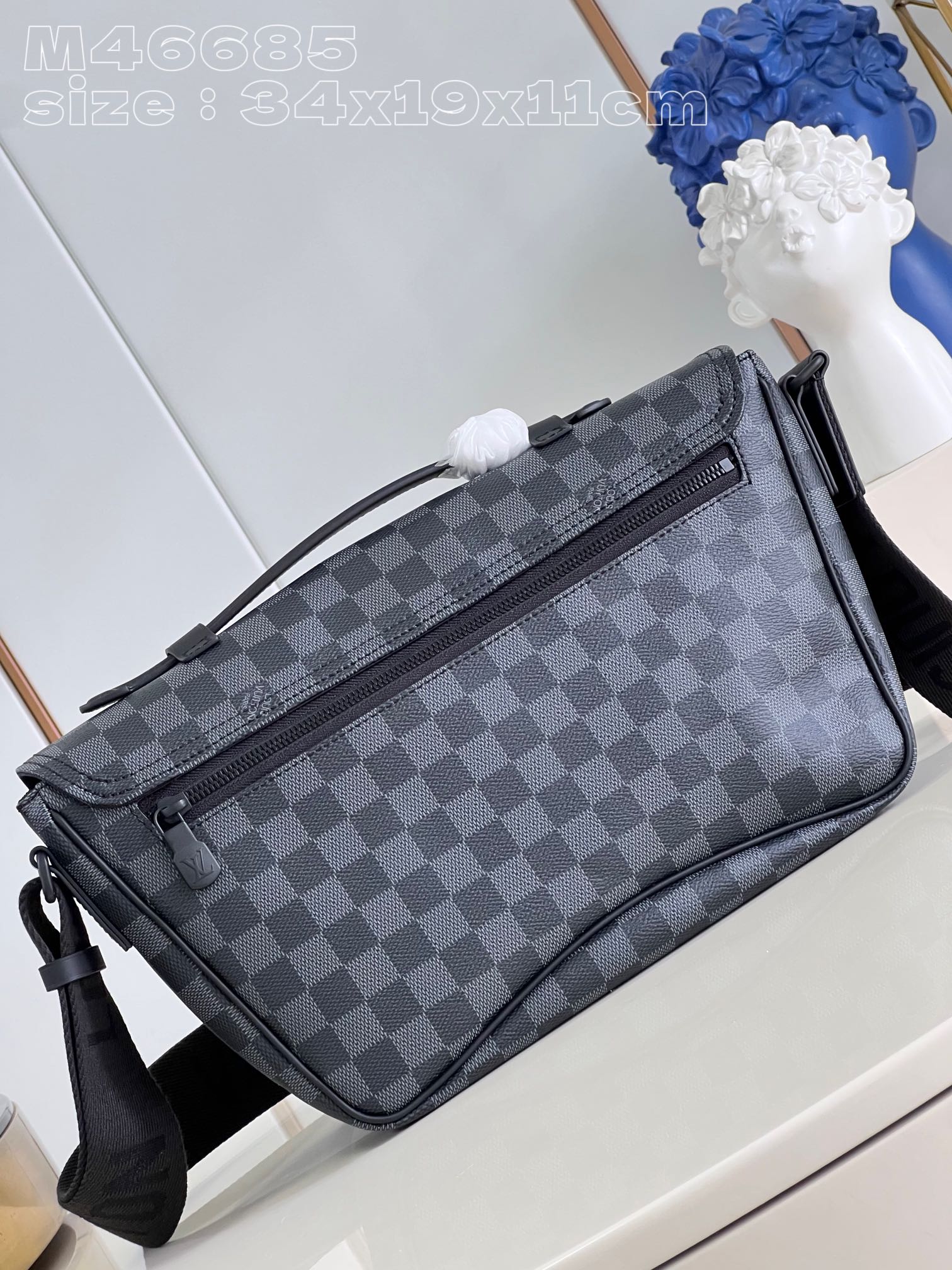 顶级原单M46685黑格Montsouris邮差包为MonogramEclipse帆布以摩登构型囊括充裕