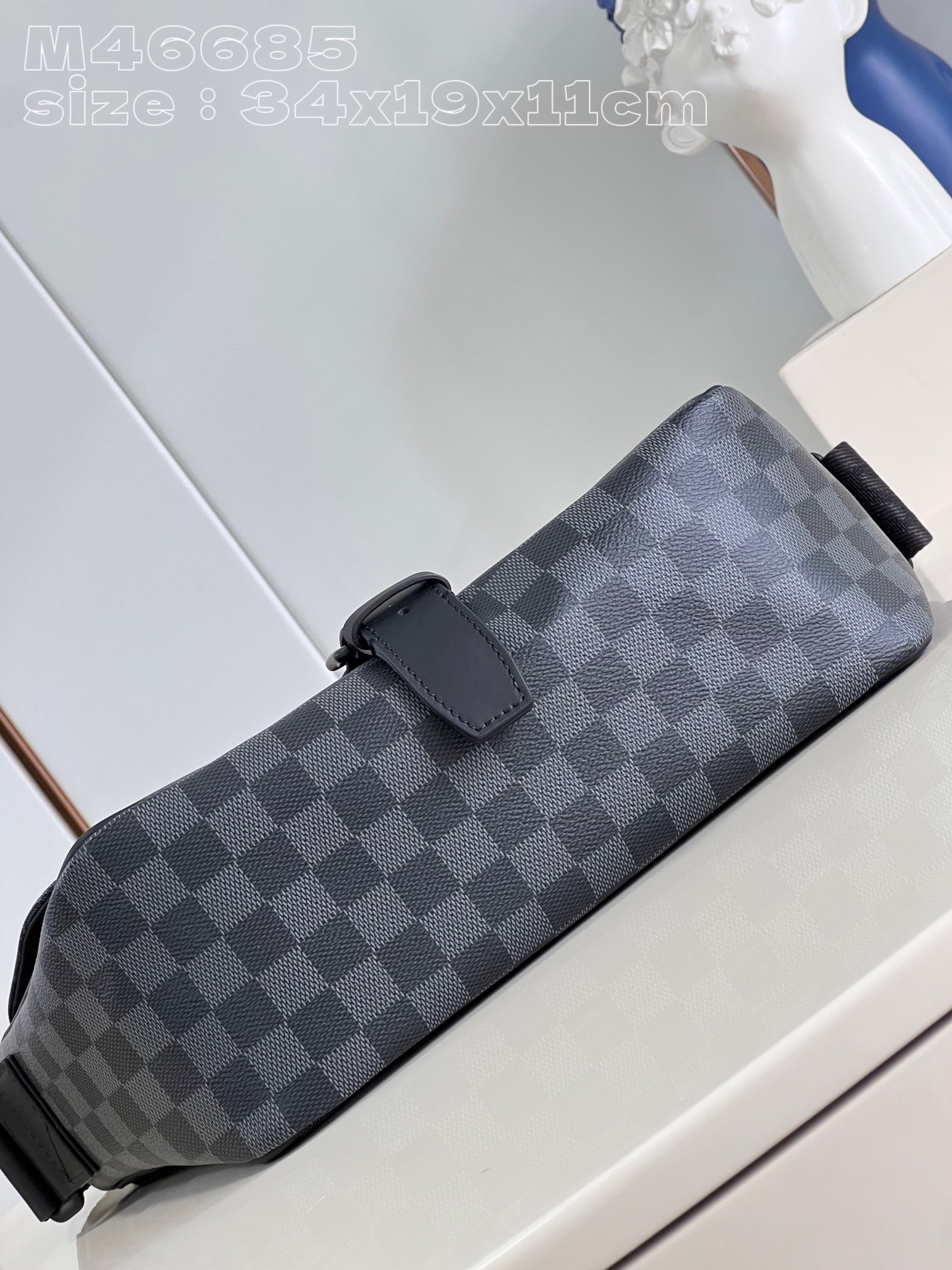 顶级原单M46685黑格Montsouris邮差包为MonogramEclipse帆布以摩登构型囊括充裕