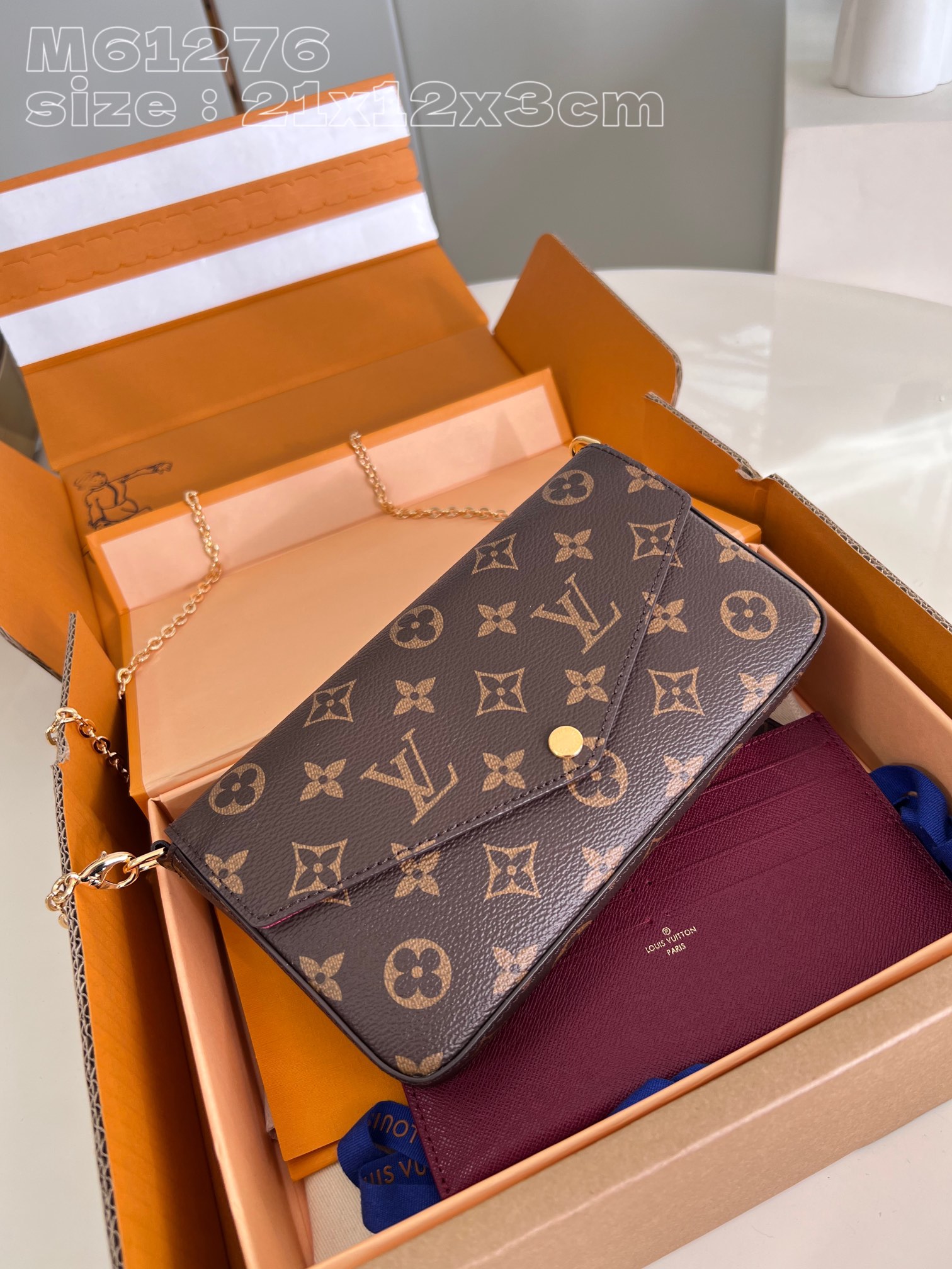 NO:401133,[Exclusive real photo M61276 old flower] with fine packaging as shown in the picture. This Pochette Félicie chain bag is made of Monogram canvas and microfiber lining, and is paired with a snap flip. Zipper bag and patch pocket with card mezzanine can be detached. Tie a metal chain to shoulder or crossbody. 21 x 12 x 3 cm (length x height x width) NS.420, LV [original leather], louis vuitton19860909【独家实拍 M61276老花】配如图精品包装 本款 Pochette Félicie 链条包选用 Monogram 帆布和微纤维内衬,搭配按扣翻盖.拉链袋和设有卡片夹层的贴袋均可拆卸,系上金属链条即可肩背或斜挎.21 x 12 x 3厘米(长度 x 高 x 宽) NS.420,LV【原厂皮】,louis vuitton,Bag