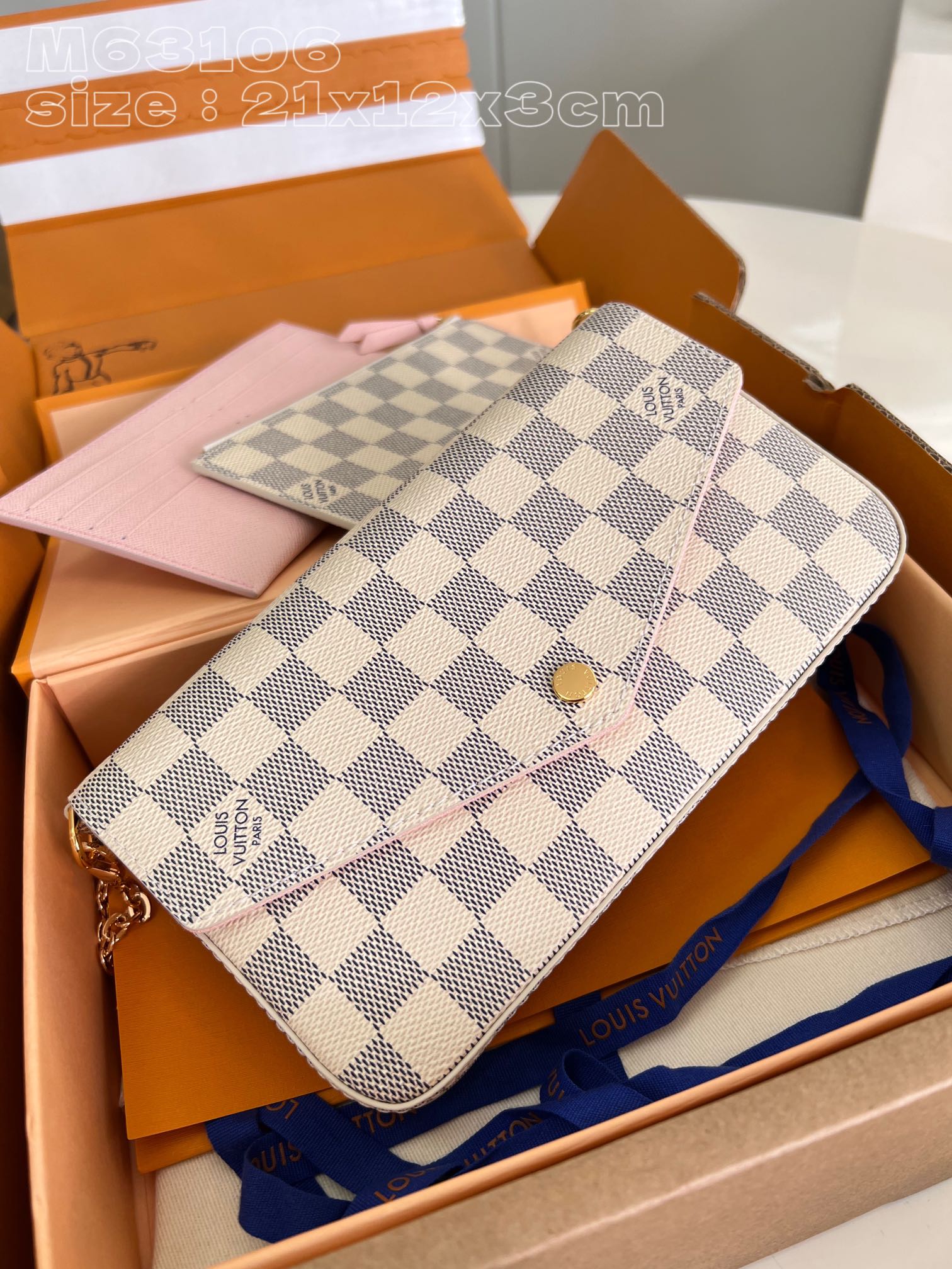 NO:401139,【Exclusive real photo M63106 white grid】N40491 with fine packaging as shown in the picture. This Pochette Félicie chain bag is made of Monogram canvas and microfiber lining, and is paired with a snap flap. Zipper bag and patch pocket with card mezzanine can be detached. Tie a metal chain to shoulder or crossbody. 21 x 12 x 3 cm (length x height x width) NS.420, LV [original leather], louis vuitton19860909【独家实拍 M63106白格】N40491 配如图精品包装 本款 Pochette Félicie 链条包选用 Monogram 帆布和微纤维内衬,搭配按扣翻盖.拉链袋和设有卡片夹层的贴袋均可拆卸,系上金属链条即可肩背或斜挎.21 x 12 x 3厘米(长度 x 高 x 宽) NS.420,LV【原厂皮】,louis vuitton,Bag
