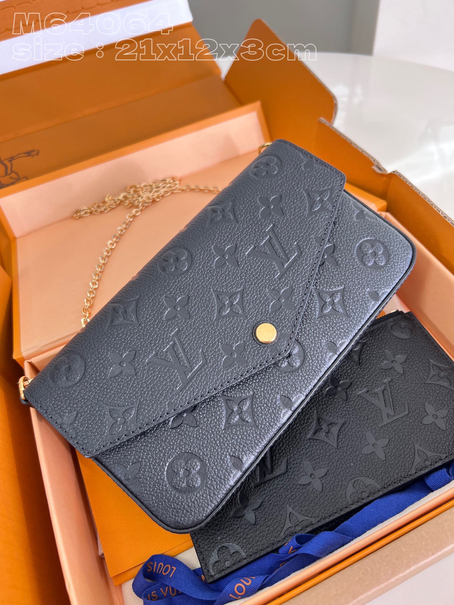 NO:401151,【Exclusive real photo M64064 black】 This model is equipped with the fine packaging as shown in the picture. The M82477 Pochette Félicie chain bag is made of Monogram Empreinte leather, which presents the Louis Vuitton classic Monogram pattern with implicit embossed texture. The envelope configuration contains plenty of space, and the zipper bag and the pocket with card mezzanine can be detached. Tie the chain to explore more modern carrying methods. 21 x 12 x 3 cm (length x height x width) NS.540, LV [original leather], louis vuitton, louis vuitton19860909【独家实拍 M64064黑】 配如图精品包装本款 M82477 Pochette Félicie 链条包取材 Monogram Empreinte 皮革,以含蓄压纹呈现路易威登经典 Monogram 图案.信封式构型内含充裕空间,拉链袋和设有卡片夹层的口袋均可拆卸.系上链条,探索更多摩登背携方式.21 x 12 x 3厘米(长度 x 高 x 宽) NS.540,LV【原厂皮】,louis vuitton,louis vuitton,Bag