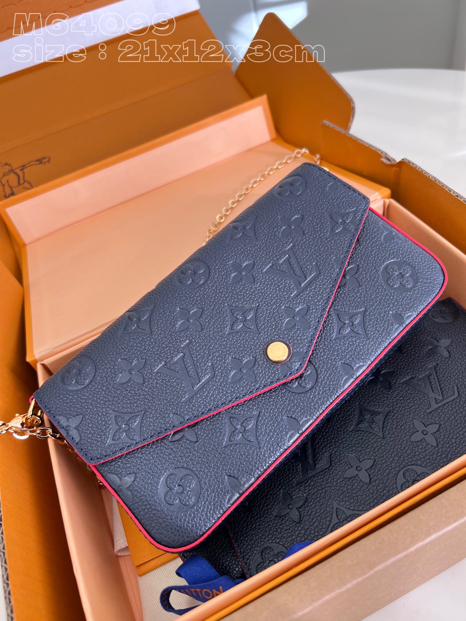 NO:401154,【Exclusive real photo M64099 blue】 With the best packaging of this model as shown in the picture, Pochette Félicie chain bag is made of Monogram Empreinte leather, which presents Louis Vuitton classic Monogram pattern with implicit embossed texture. The envelope configuration contains plenty of space, and the zipper bag and the pocket with card mezzanine can be detached. Tie the chain to explore more modern carrying methods. 21 x 12 x 3 cm (length x height x width) NS.540, LV [original leather], louis vuitton, louis vuitton19860909【独家实拍 M64099蓝】 配如图精品包装本款 Pochette Félicie 链条包取材 Monogram Empreinte 皮革,以含蓄压纹呈现路易威登经典 Monogram 图案.信封式构型内含充裕空间,拉链袋和设有卡片夹层的口袋均可拆卸.系上链条,探索更多摩登背携方式.21 x 12 x 3厘米(长度 x 高 x 宽) NS.540,LV【原厂皮】,louis vuitton,louis vuitton,Bag