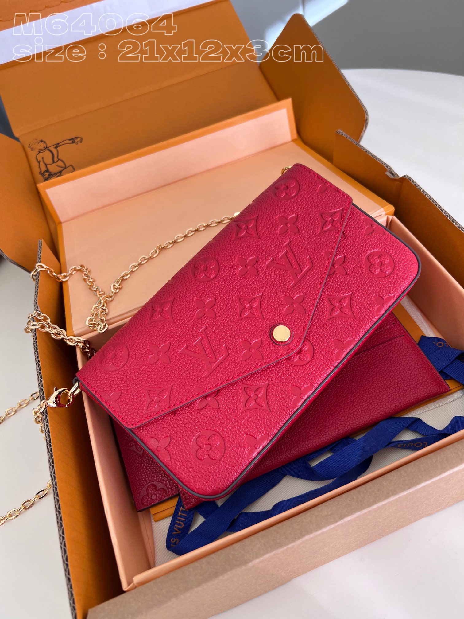 NO:401142,【Exclusive real photo M64064 big red】 This model is equipped with the high-quality packaging as shown in the picture. The M82477 Pochette Félicie chain bag is made of Monogram Empreinte leather, which presents Louis Vuitton classic Monogram pattern with implicit embossed texture. The envelope configuration contains plenty of space, and the zipper bag and the pocket with card mezzanine can be detached. Tie the chain to explore more modern carrying methods. 21 x 12 x 3 cm (length x height x width) NS.540, LV [original leather], louis vuitton, louis vuitton19860909【独家实拍 M64064大红】 配如图精品包装本款 M82477 Pochette Félicie 链条包取材 Monogram Empreinte 皮革,以含蓄压纹呈现路易威登经典 Monogram 图案.信封式构型内含充裕空间,拉链袋和设有卡片夹层的口袋均可拆卸.系上链条,探索更多摩登背携方式.21 x 12 x 3厘米(长度 x 高 x 宽) NS.540,LV【原厂皮】,louis vuitton,louis vuitton,Bag