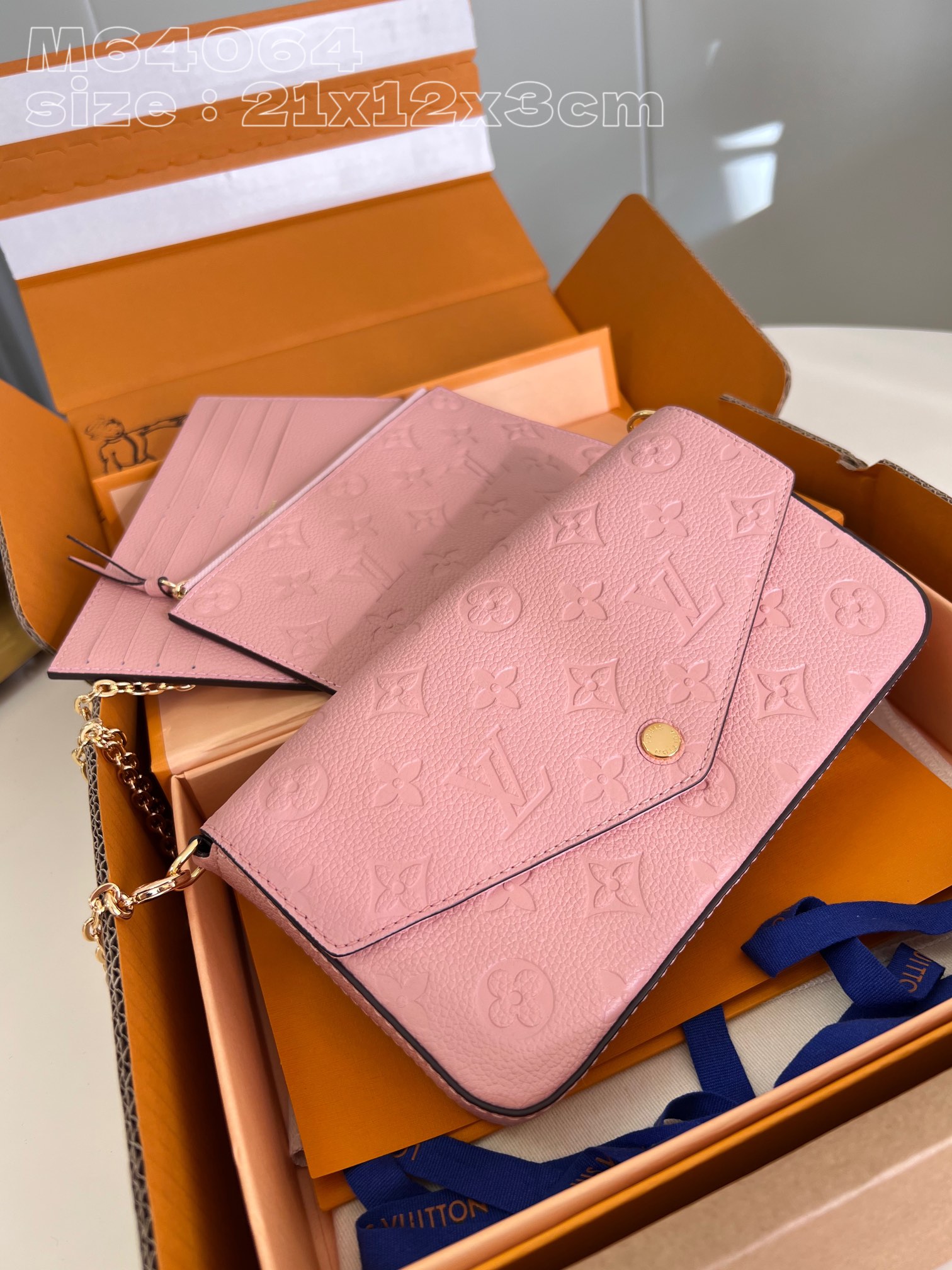 NO:401145,【Exclusive real photo M64064 powder】 With the best packaging of this model as shown in the picture, M82477 Pochette Félicie chain bag is made of Monogram Empreinte leather, which presents Louis Vuitton classic Monogram pattern with implicit embossed texture. The envelope configuration contains plenty of space, and the zipper bag and the pocket with card mezzanine can be detached. Tie the chain to explore more modern carrying methods. 21 x 12 x 3 cm (length x height x width) NS.540, LV [original leather], louis vuitton, louis vuitton19860909【独家实拍 M64064粉】 配如图精品包装本款 M82477 Pochette Félicie 链条包取材 Monogram Empreinte 皮革,以含蓄压纹呈现路易威登经典 Monogram 图案.信封式构型内含充裕空间,拉链袋和设有卡片夹层的口袋均可拆卸.系上链条,探索更多摩登背携方式.21 x 12 x 3厘米(长度 x 高 x 宽) NS.540,LV【原厂皮】,louis vuitton,louis vuitton,Bag