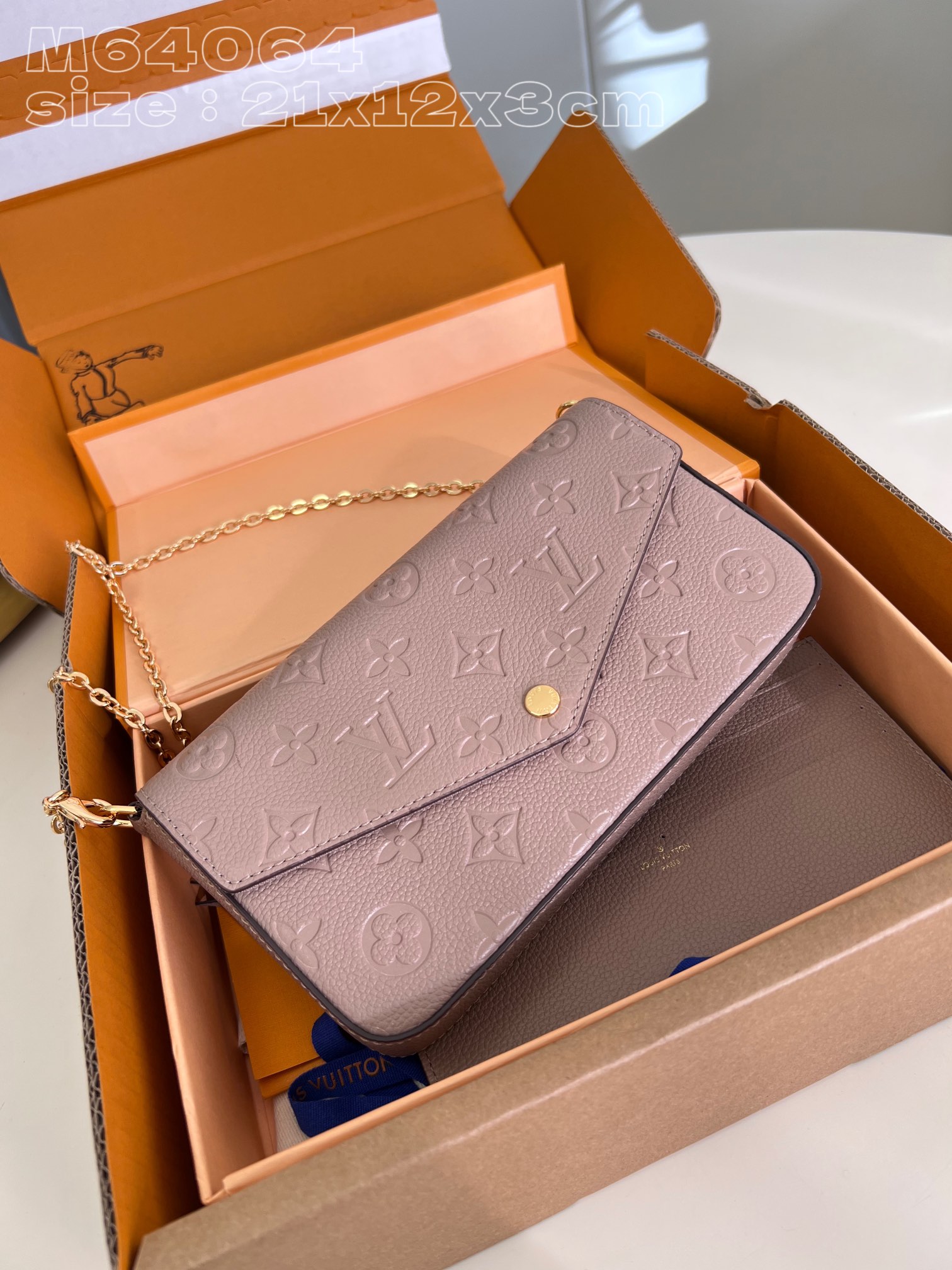 NO:401148,【Exclusive real photo M64064 apricot】 This model is equipped with the fine packaging as shown in the picture. The M82477 Pochette Félicie chain bag is made of Monogram Empreinte leather, which presents Louis Vuitton classic Monogram pattern with implicit embossed texture. The envelope configuration contains plenty of space, and the zipper bag and the pocket with card mezzanine can be detached. Tie the chain to explore more modern carrying methods. 21 x 12 x 3 cm (length x height x width) NS.540, LV [original leather], louis vuitton, louis vuitton19860909【独家实拍 M64064杏】 配如图精品包装本款 M82477 Pochette Félicie 链条包取材 Monogram Empreinte 皮革,以含蓄压纹呈现路易威登经典 Monogram 图案.信封式构型内含充裕空间,拉链袋和设有卡片夹层的口袋均可拆卸.系上链条,探索更多摩登背携方式.21 x 12 x 3厘米(长度 x 高 x 宽) NS.540,LV【原厂皮】,louis vuitton,louis vuitton,Bag