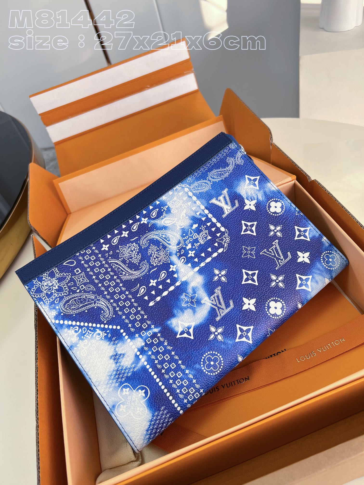 NO:401172,【Exclusive real photo M81442】with high-quality packaging as shown in the picture. This small and fashionable Pochette Voyage medium-sized handbag is made of Damier Graphite plaid coated canvas material, with various functions. It can be placed in the bag as a travel bag or held in the hand to show a fashionable style. The spacious interior space and support plate design make it easy to access personal products. 27 x 21 x 6 cm (length x height x width) NS.370, LV [original leather], louis vuitton19860909【独家实拍 M81442】配如图精品包装 此款小巧而时髦的 Pochette Voyage 中号手袋采用 Damier Graphite 格纹涂层帆布材质,功能多样,既可作为旅行袋放于包中,亦可持于手中,展现时尚风格.宽敞的包内空间加上撑板设计,方便取用私人用品.27 x 21 x 6厘米(长度 x 高 x 宽) NS.370,LV【原厂皮】,louis vuitton,Bag