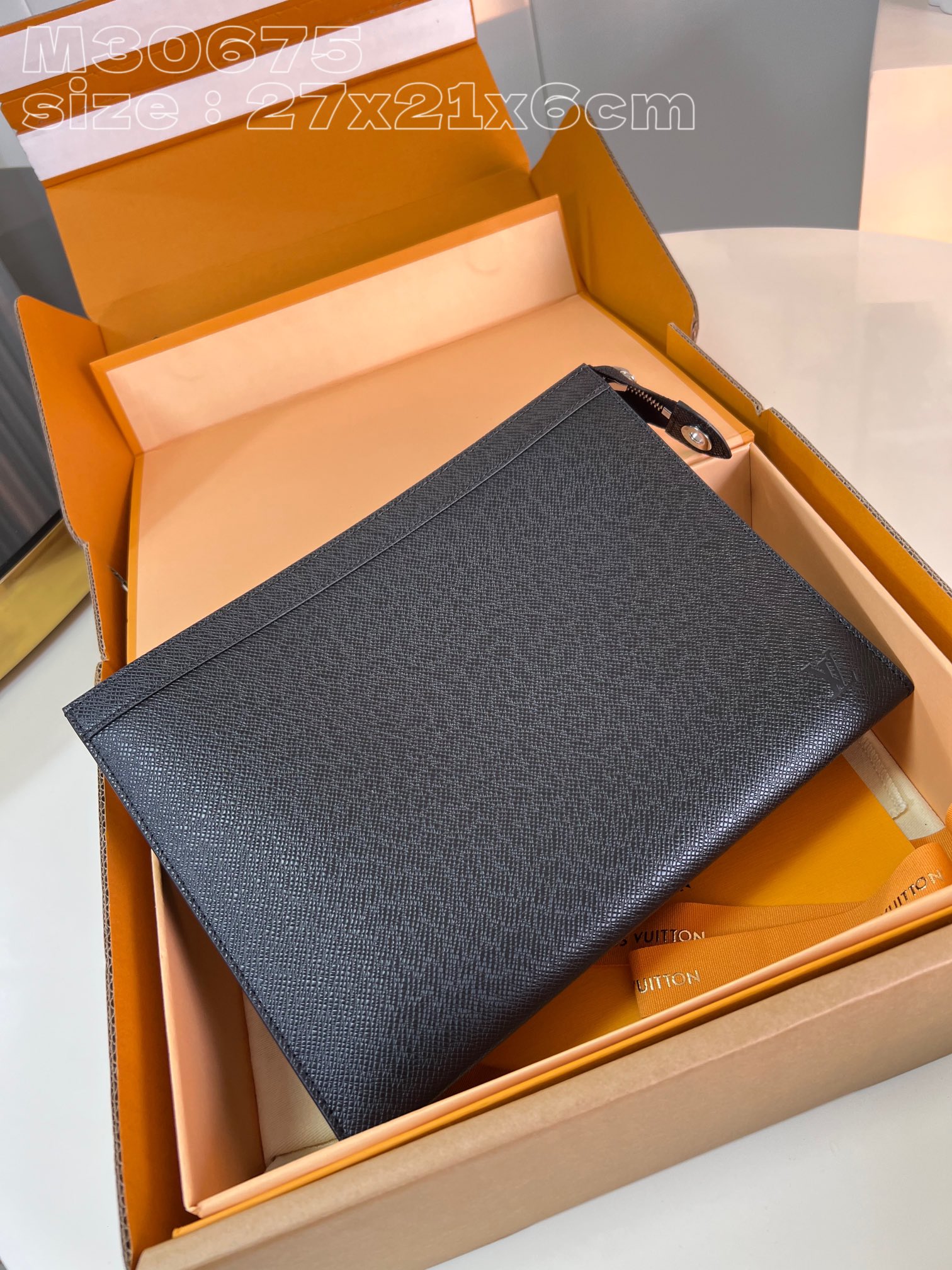 NO:401176,【Exclusive real photo M30675 cross pattern】with high-quality packaging as shown in the picture Pochette Voyage clutch bag with deep dye Taga leather, with neat structure patch pockets and card slots, which can store and carry the needs in a restrained style. It is suitable for handbags or as folders. 27 x 21 x 6 cm (length x height x width) NS.340, LV [original leather], louis vuitton, handbag19860909【独家实拍 M30675十字纹】配如图精品包装 Pochette Voyage 手拿包取材深染 Taga 皮革,内设结构齐整的贴袋及卡位,以内敛格调收纳随行所需.收入手袋或作为文件夹皆宜.27 x 21 x 6厘米(长度 x 高 x 宽) NS.340,LV【原厂皮】,louis vuitton,handbag,Bag