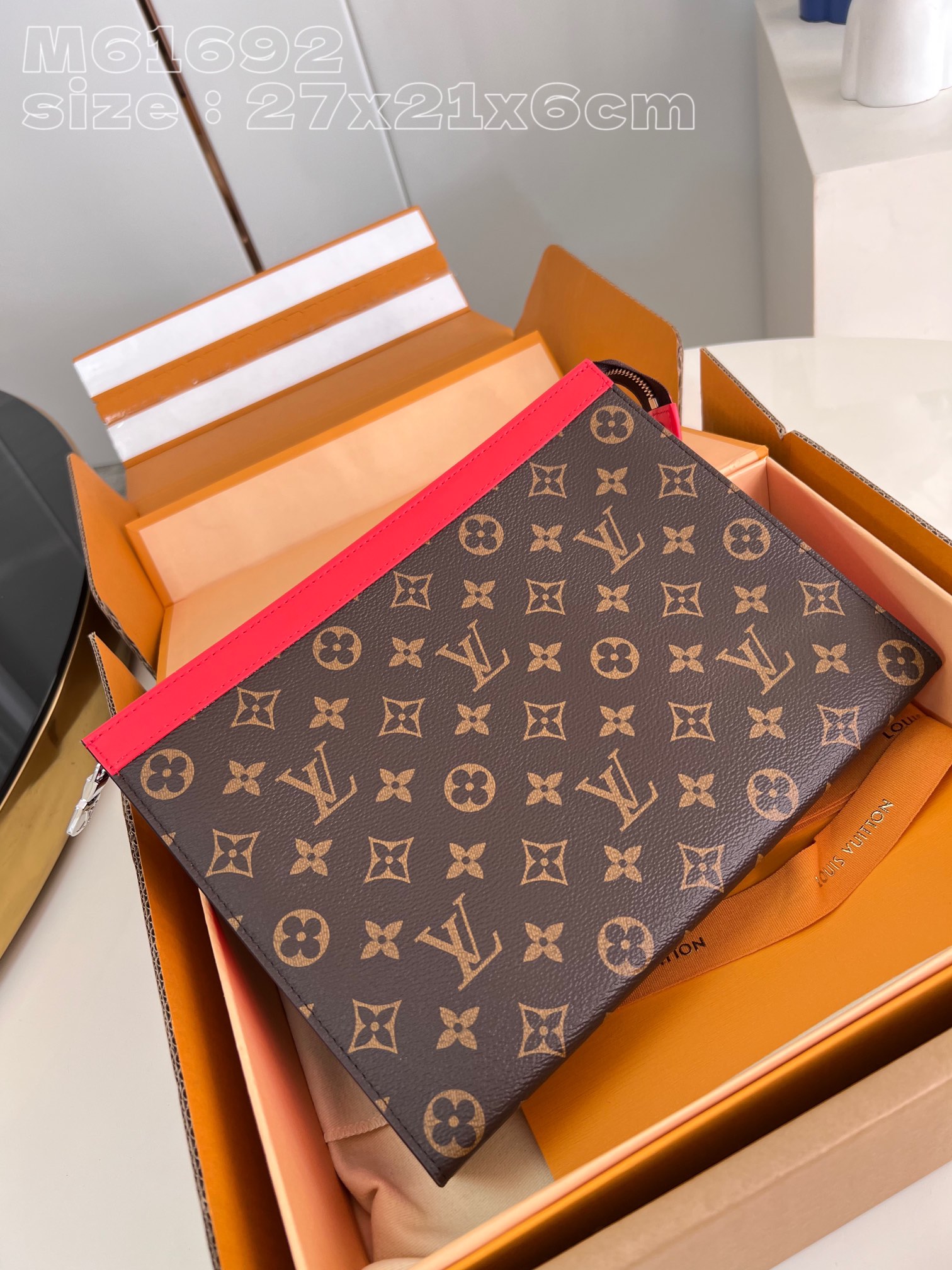 NO:401198,【Exclusive real photo M61692 red】with high-quality packaging as shown in the picture, made of the brand new iconic Monogram Eclipse canvas, this new Pochette Voyage medium-sized handbag with tough style can easily store personal items. 27 x 21 x 6 cm (length x height x width) ns.320, LV [original leather], louis vuitton19860909【独家实拍 M61692红】配如图精品包装 由全新标志性 Monogram Eclipse 帆布裁制而成,此款风格硬朗的全新 Pochette Voyage 中号手袋可轻松收纳个人物品.27 x 21 x 6厘米(长度 x 高 x 宽) ns.320,LV【原厂皮】,louis vuitton,Bag